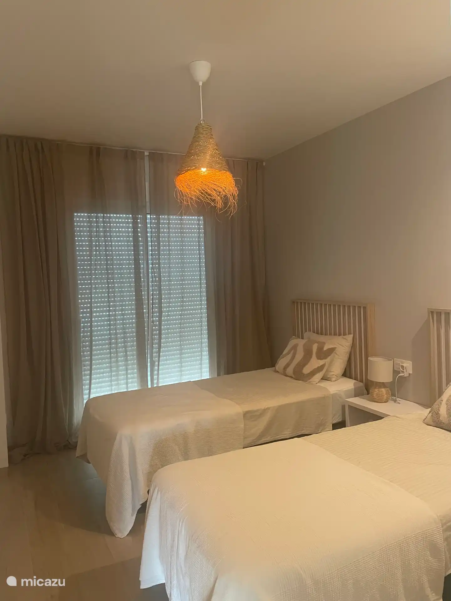 Slaapkamer 2 met rolluiken