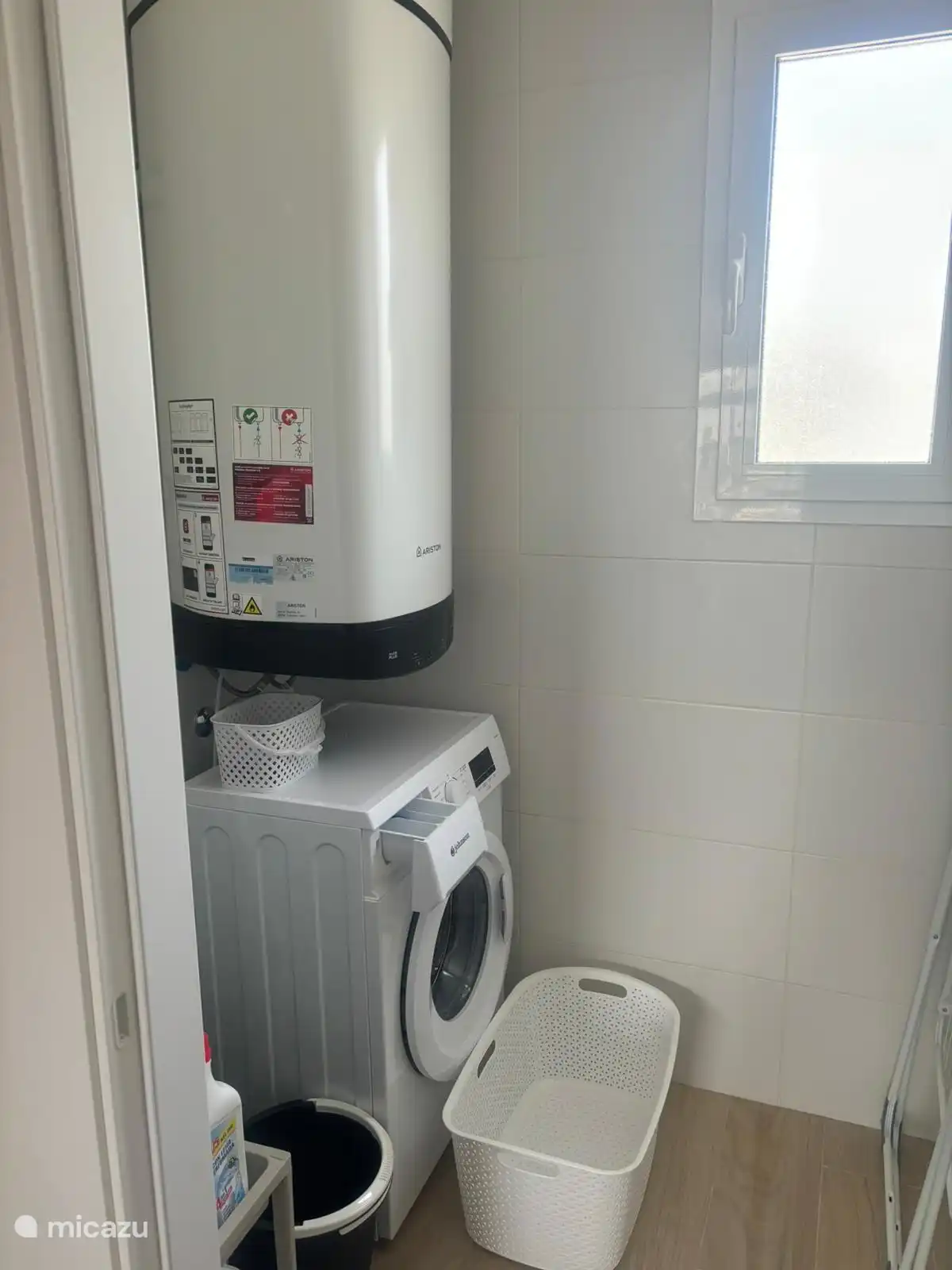 Washok- kamer met wasmachine, linnenkast, schoonmaak middelen. Wasrek.