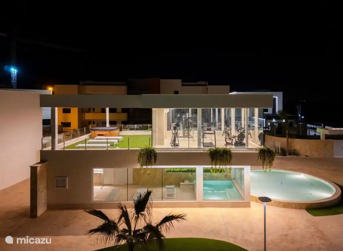 Uitzicht vanaf balkon. Gym, spa, sauna en dompelbad.