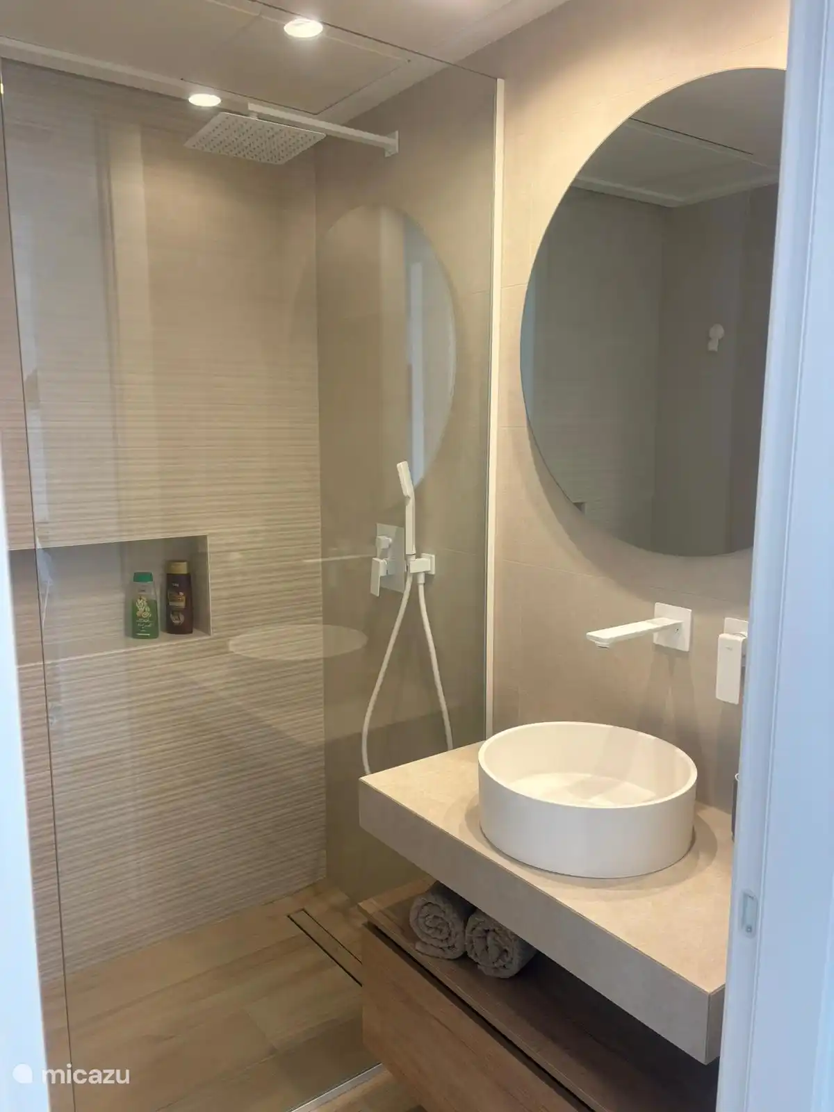 Badkamer 2 met inloopdouche, wastafel en toilet