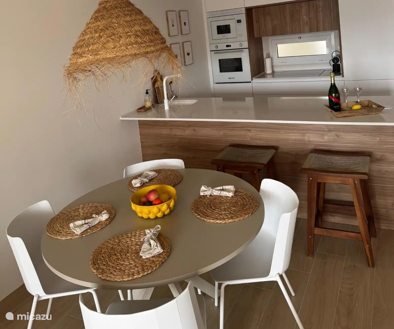 Eettafel en keuken binnen