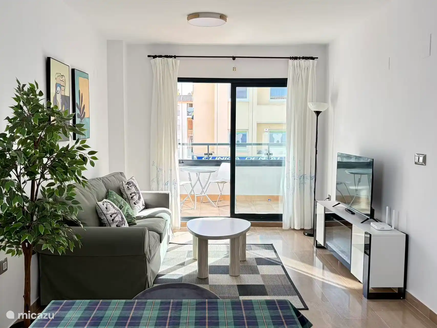 Woonkamer met zon die naar binnen komt