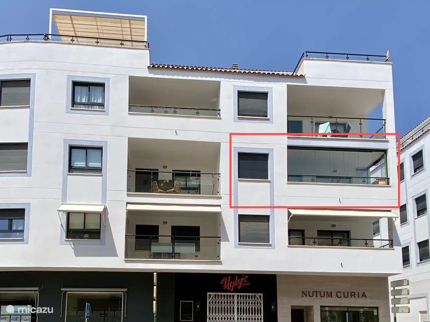 Voorzijde van het gebouw