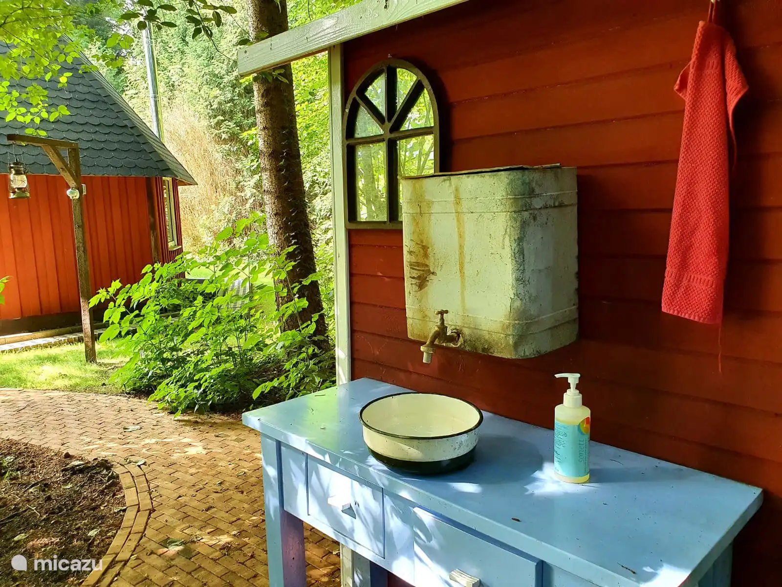 Wasbak naast het droogtoilet 