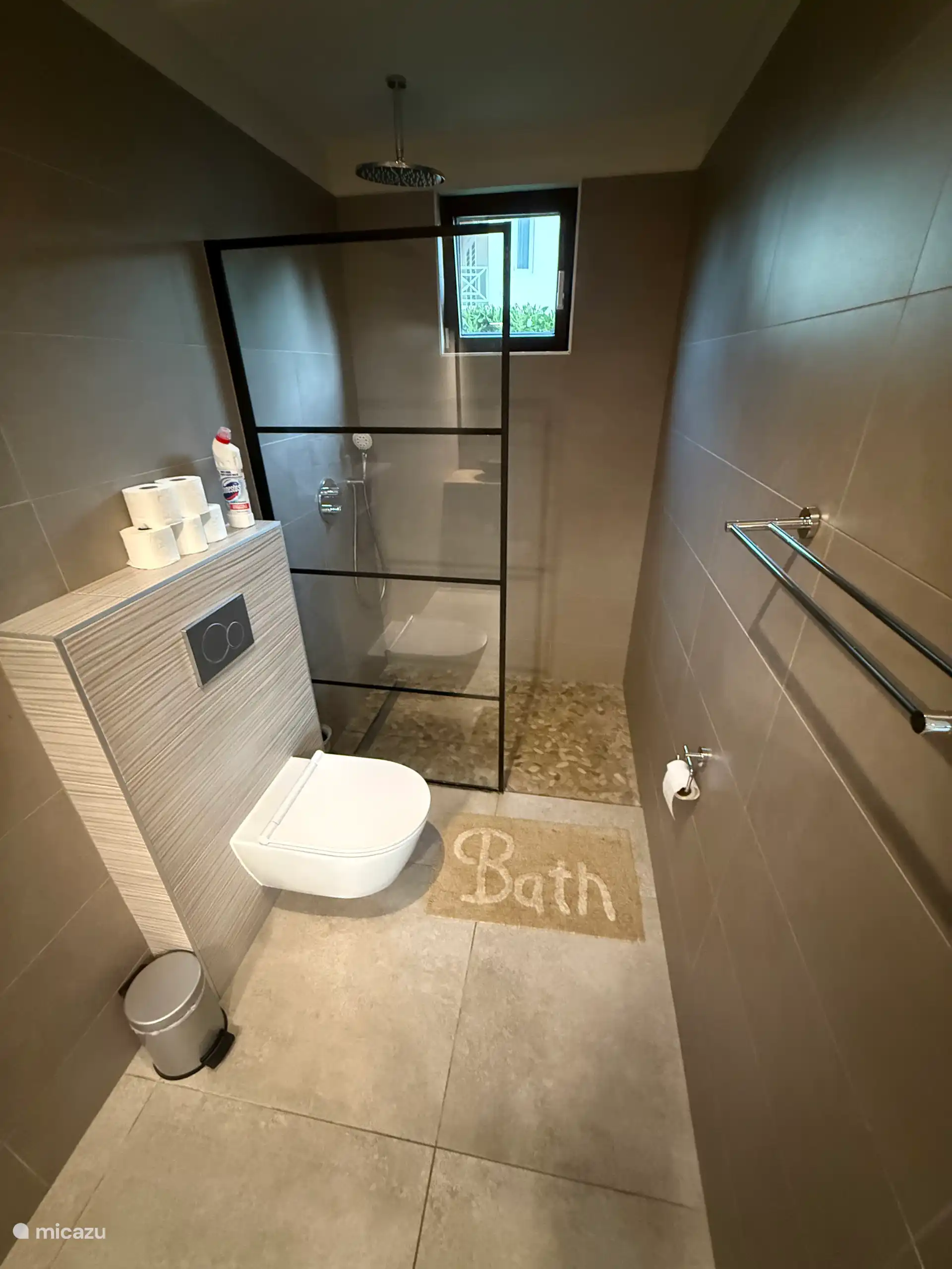 toilettes et douche pluie dans les deux salles de bain