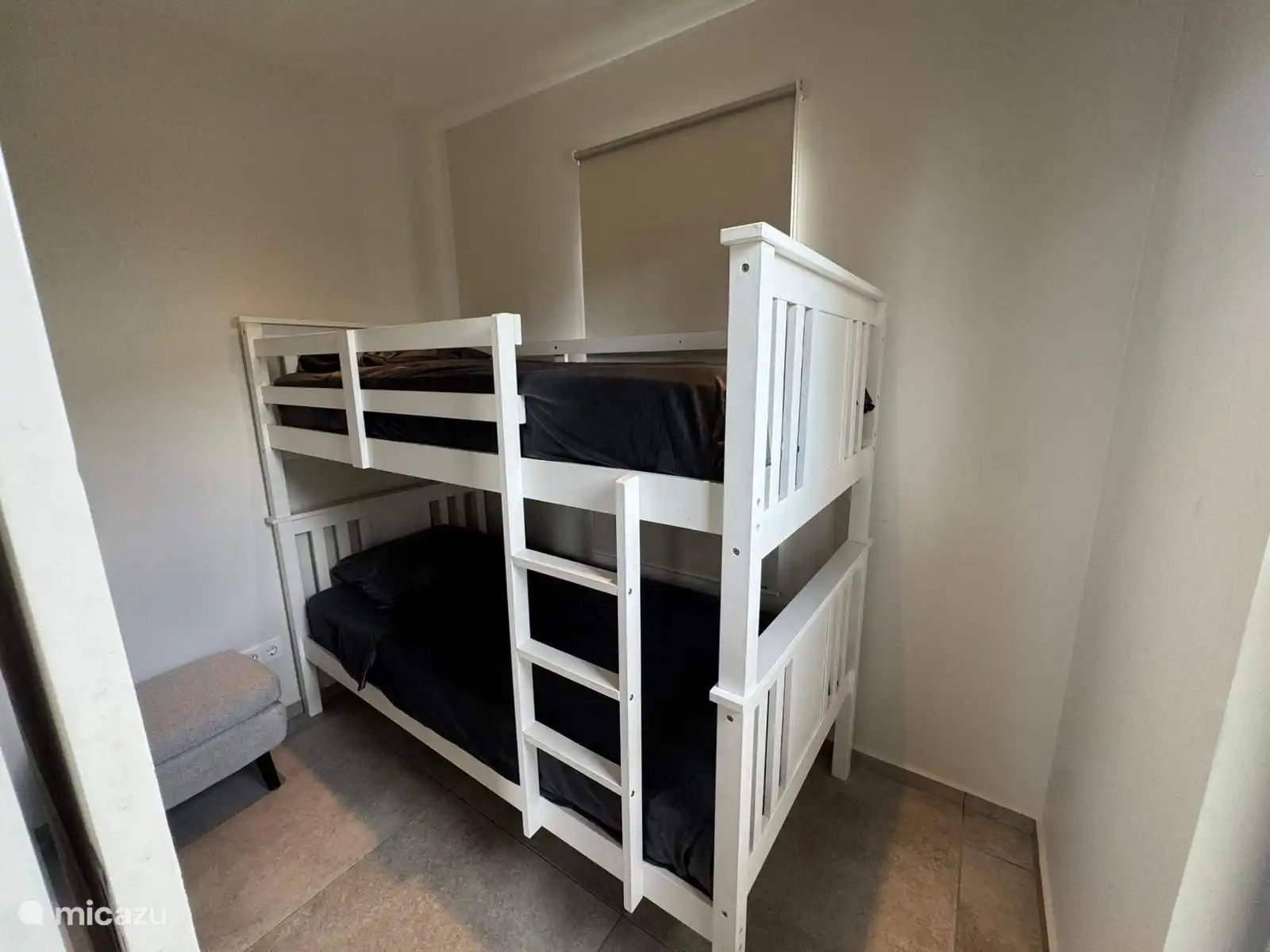 2e slpkmr met stapelbed 190x90cm. Luxe pocketveringmatrassen met topper