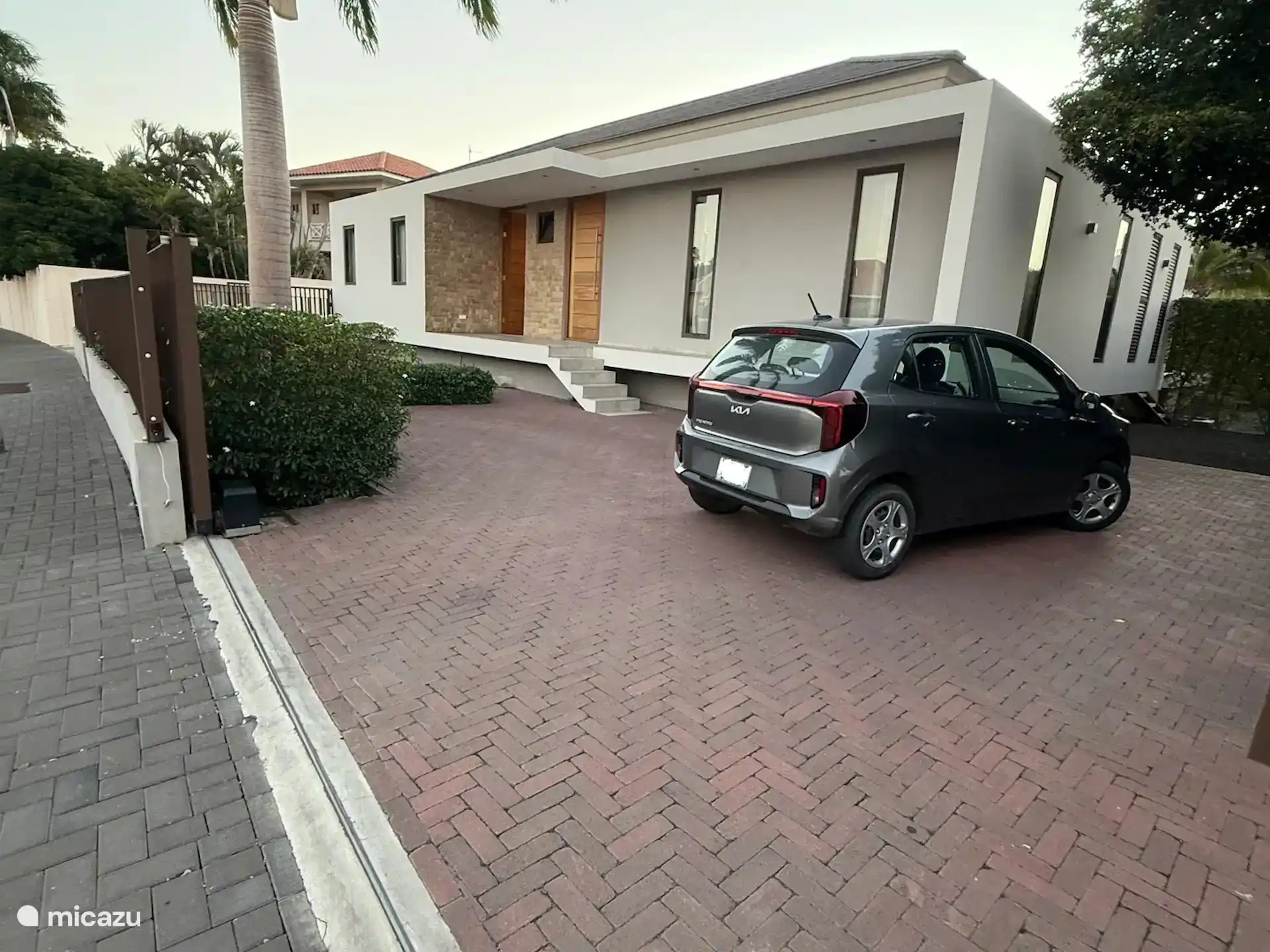 Oprit met prive parkeerplaats