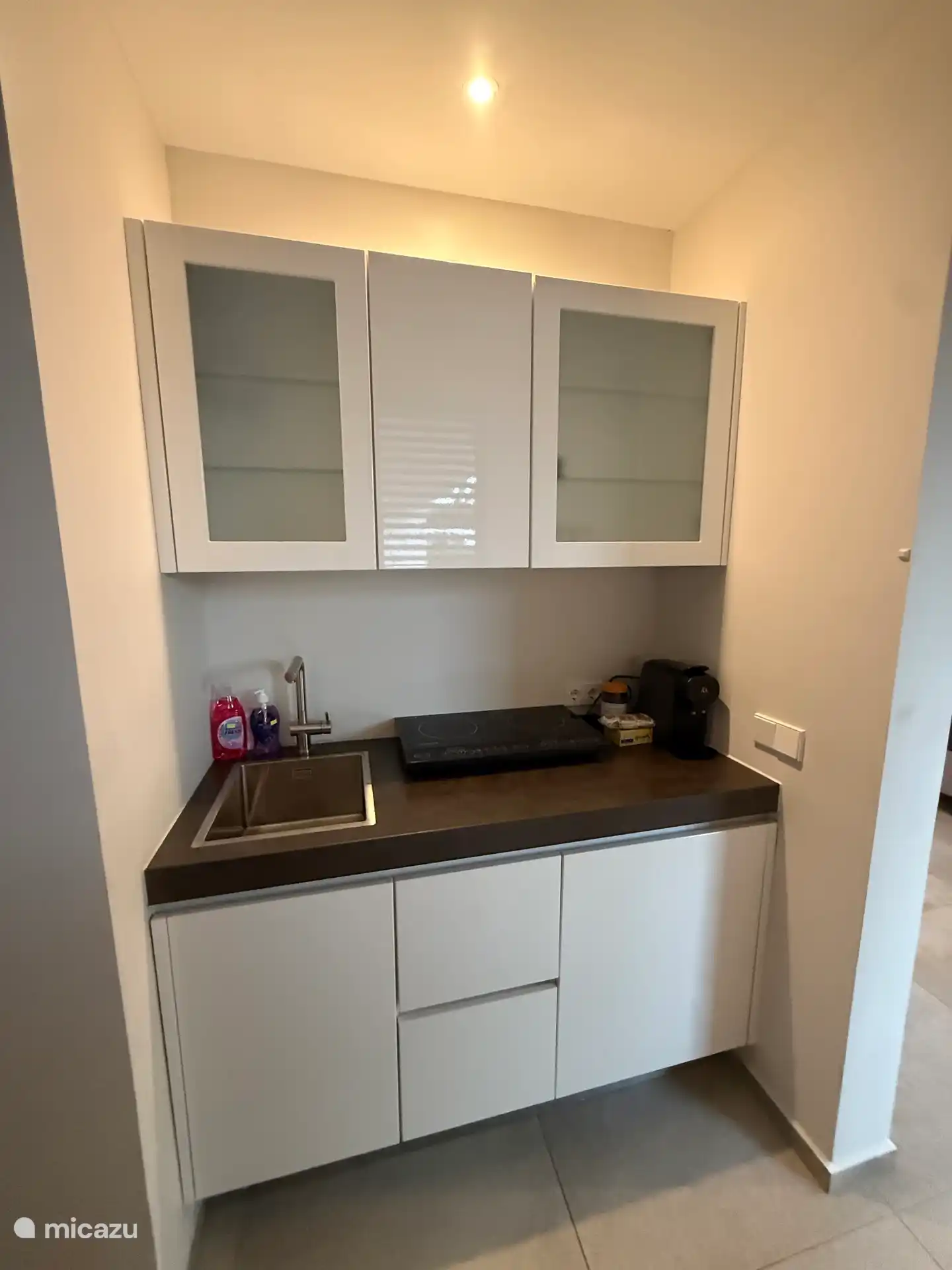 kitchenette entièrement équipée avec réfrigérateur et 2 cuisines, Nespresso et bouilloire