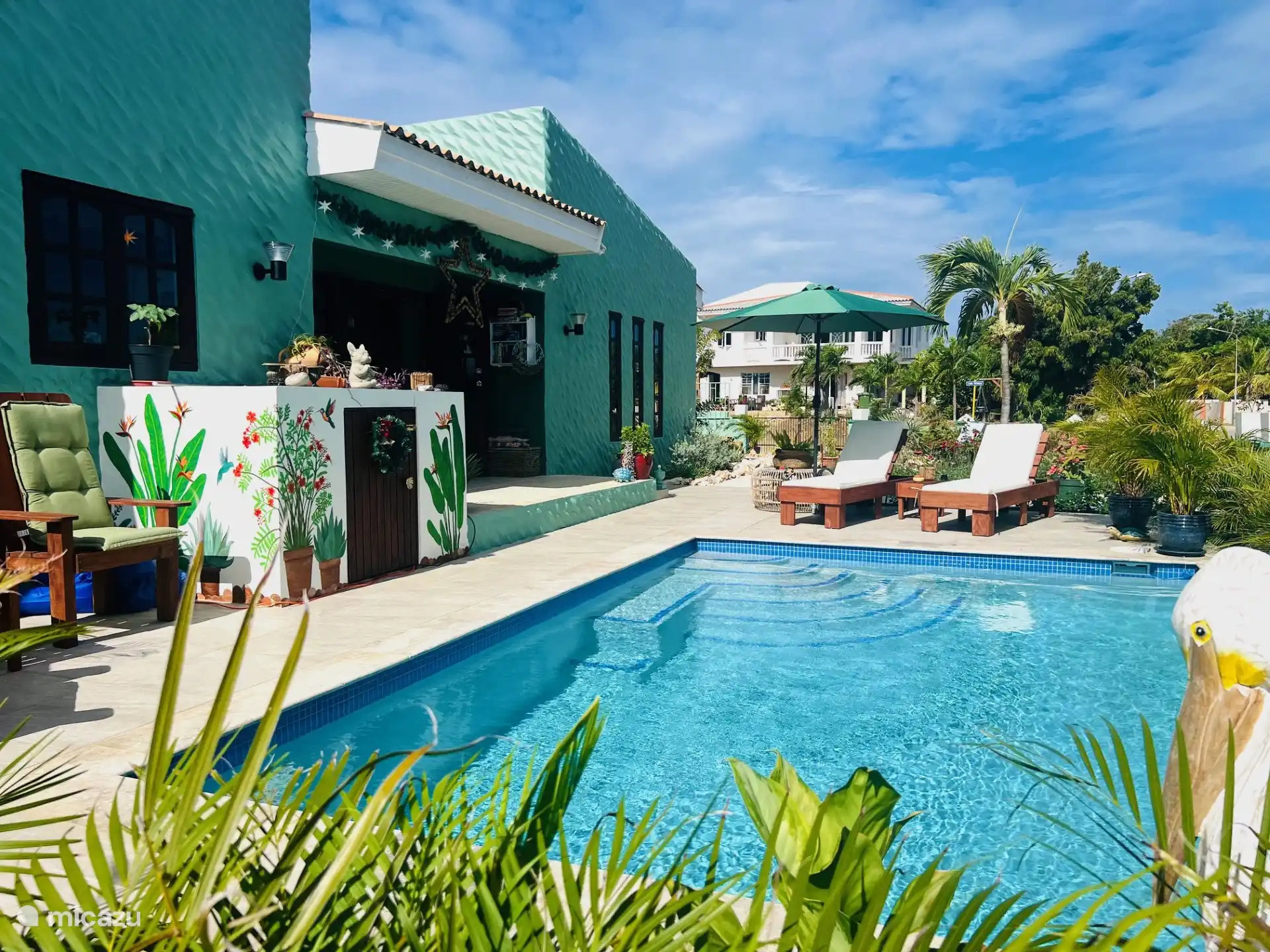 zwembad met ligbedden