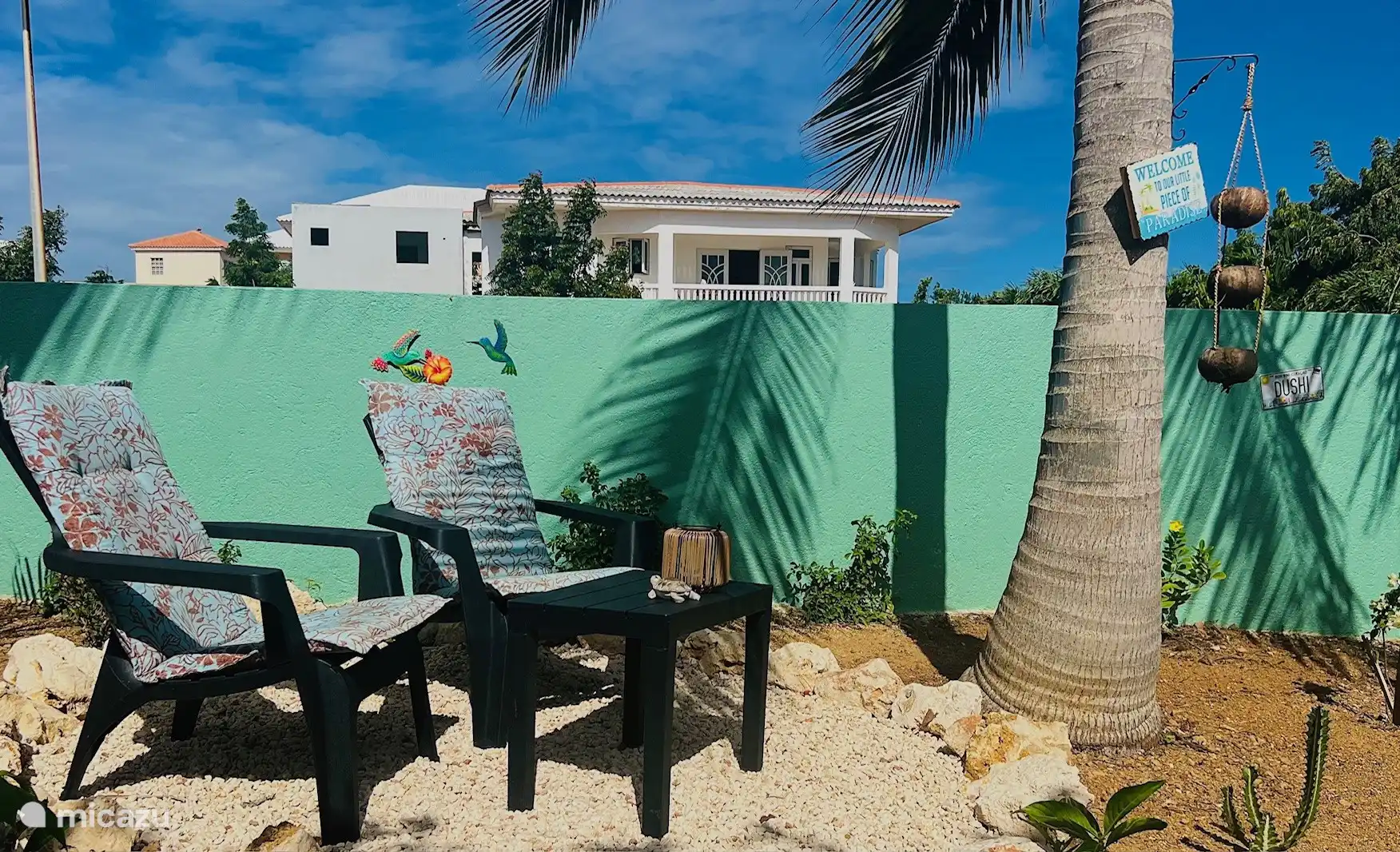 zitje twee in tropische tuin