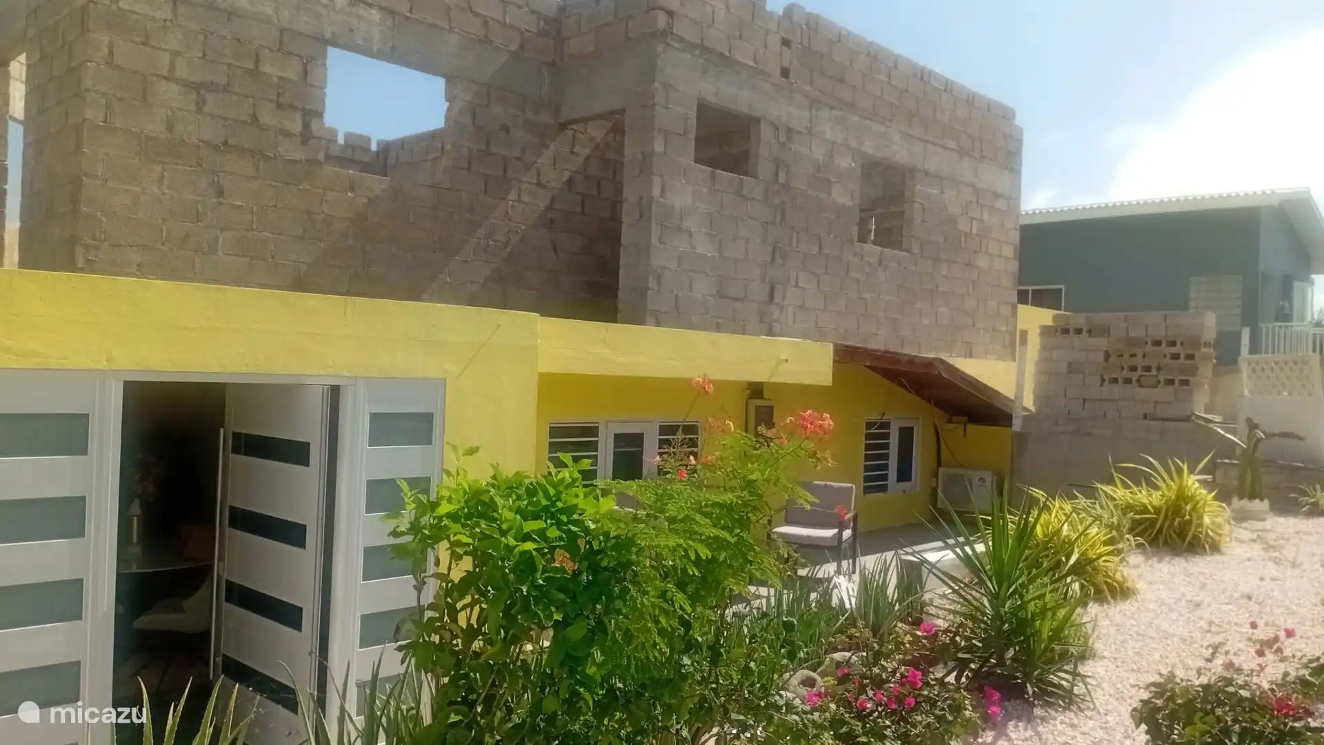 Vorderseite des Hauses (das Oberteil ist nicht fertiggestellt)