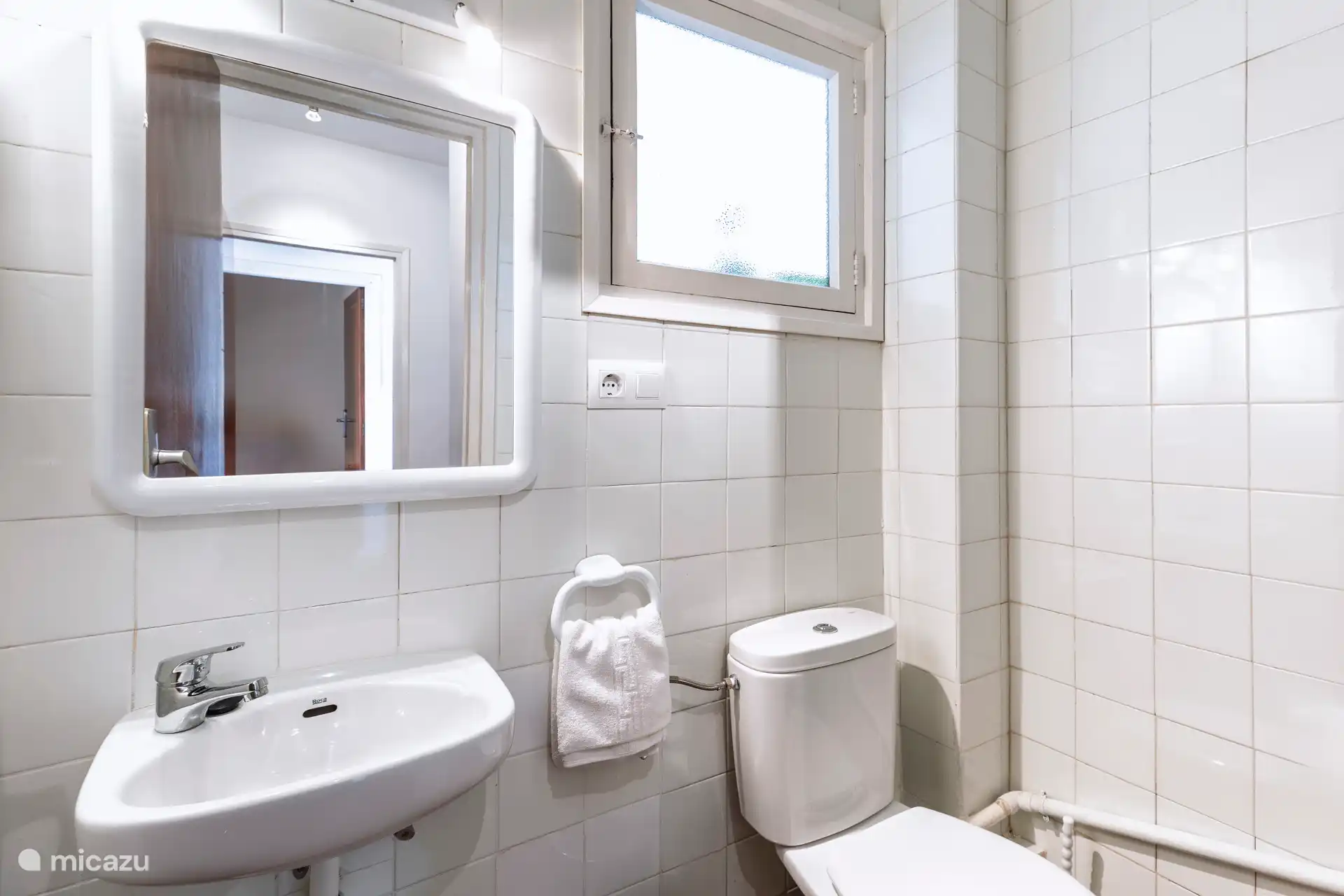 Badkamer met douche en toilet.