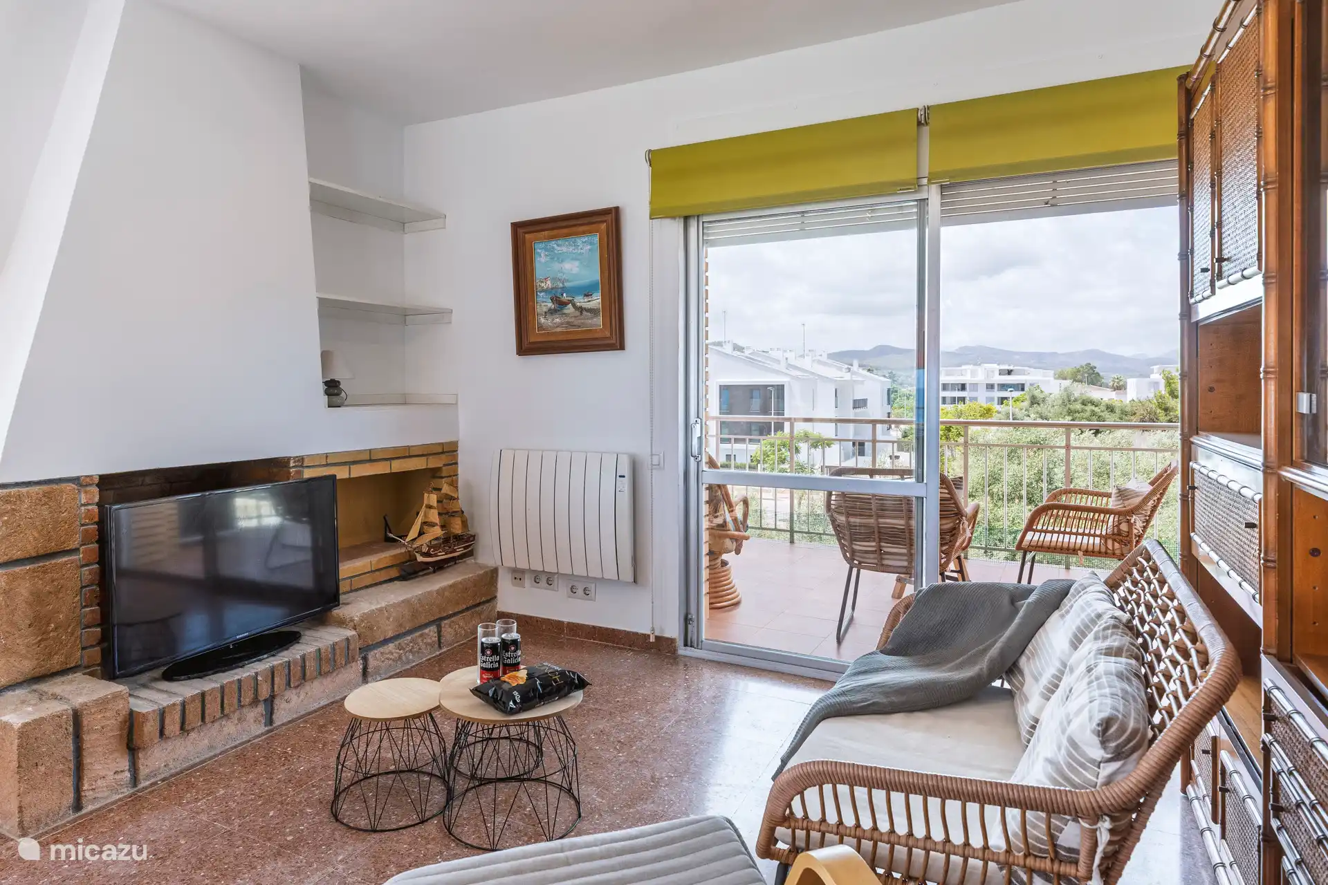 Woonkamer met zitje en televisie.