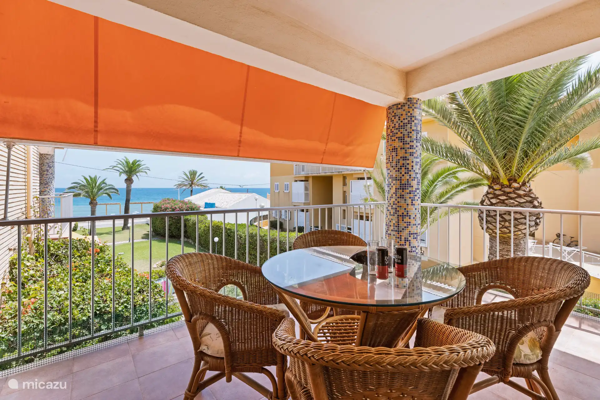 Balkon 2 met zeezicht en eettafel