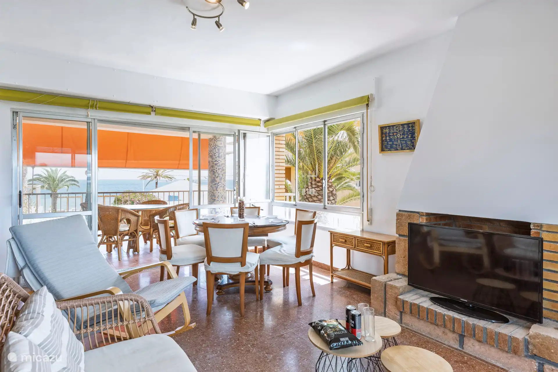 Woonkamer met 2 aangrenzende balkons.