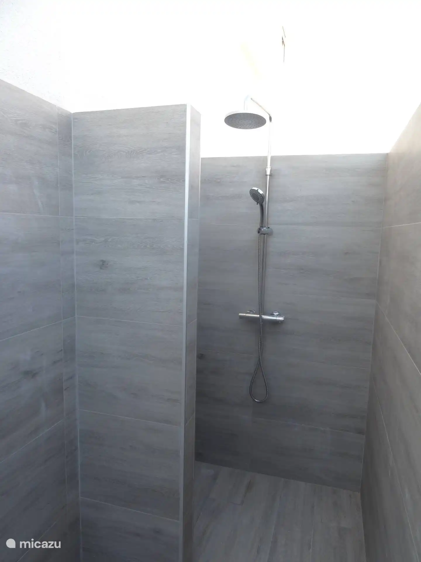 De buitendouche: eenvoudig toegankelijk van het zwembad.