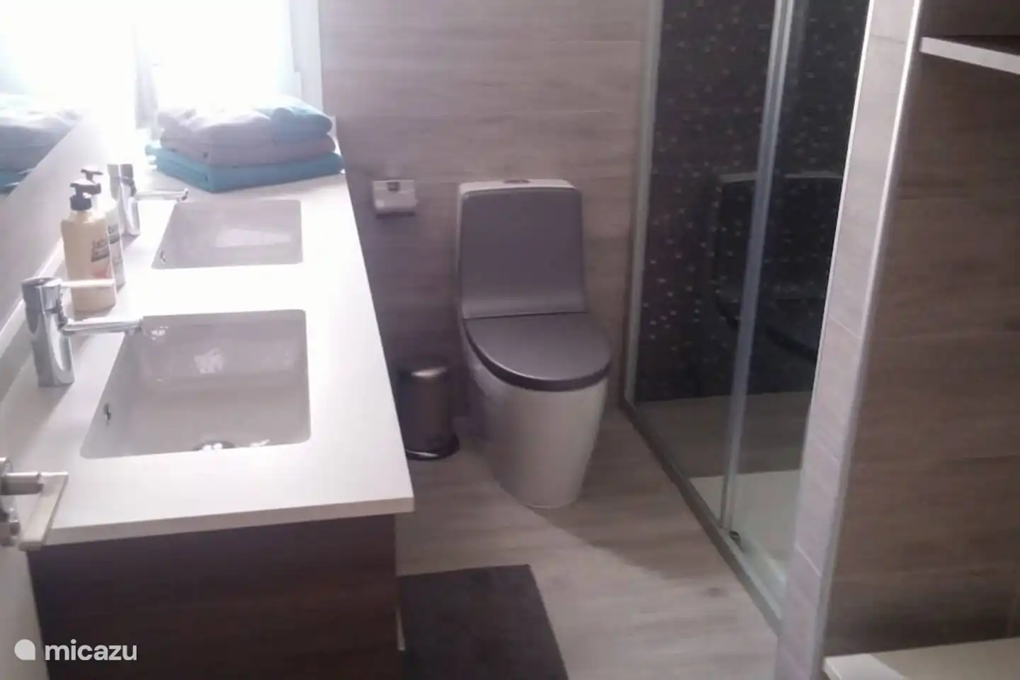 De badkamer op het 1ste verdiep met lavabo voor 2 personen, toilet & douche.