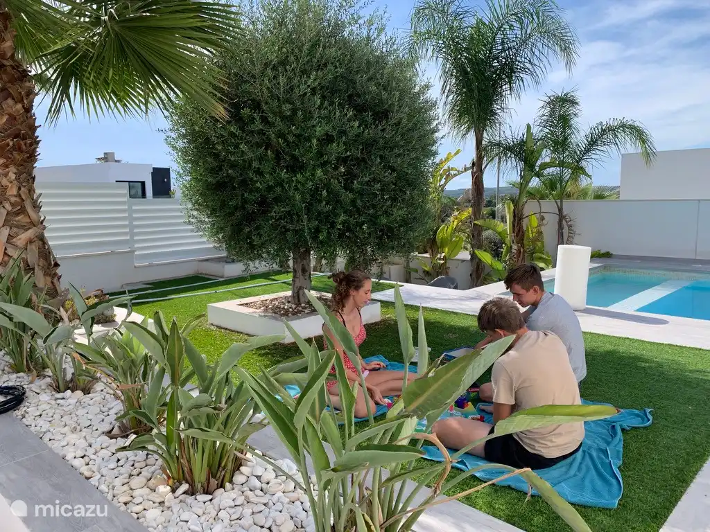 In de tuin vind je altijd wat extra schaduw!