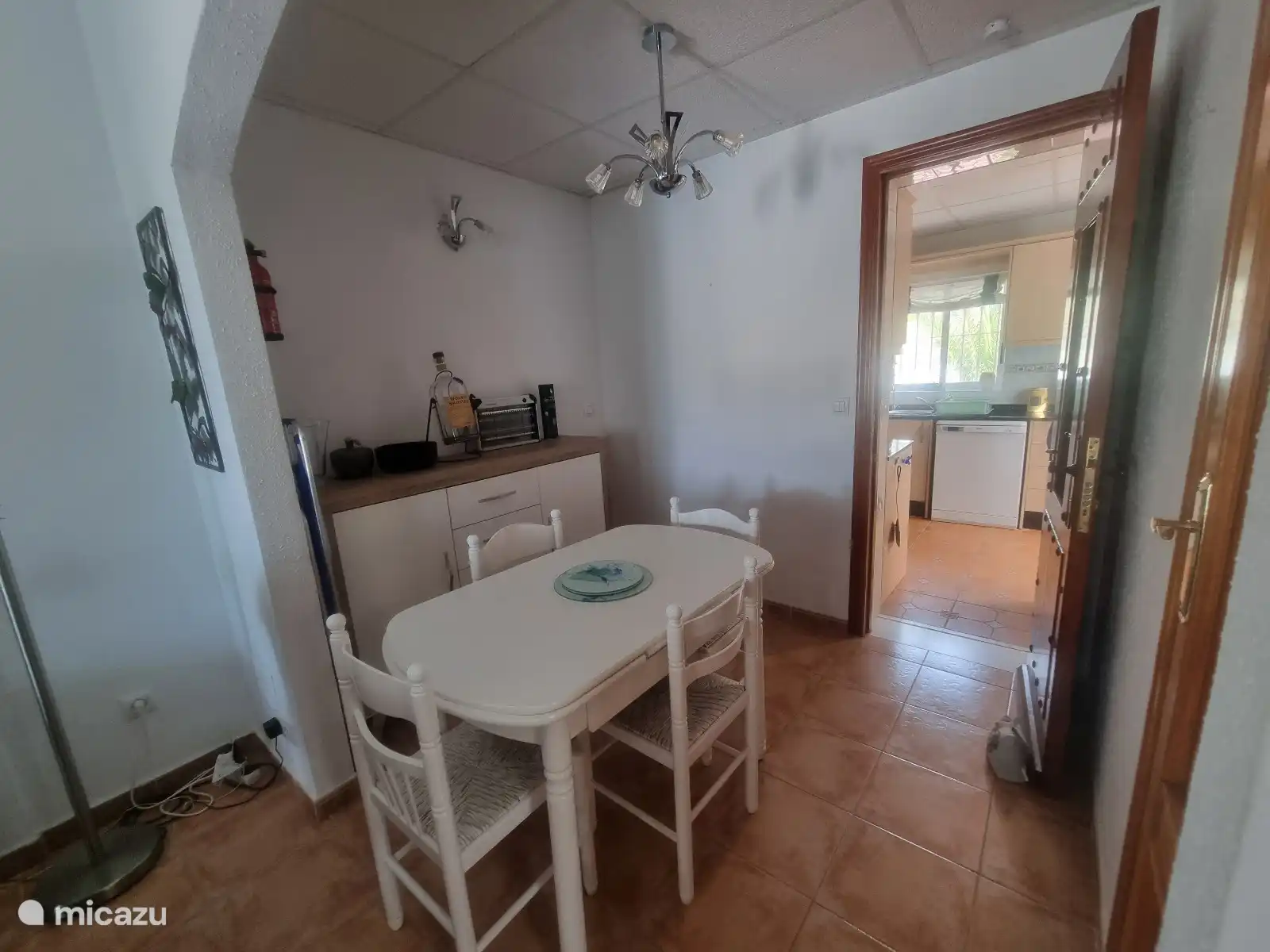 Eetkamer tussen de woonkamer en de keuken in