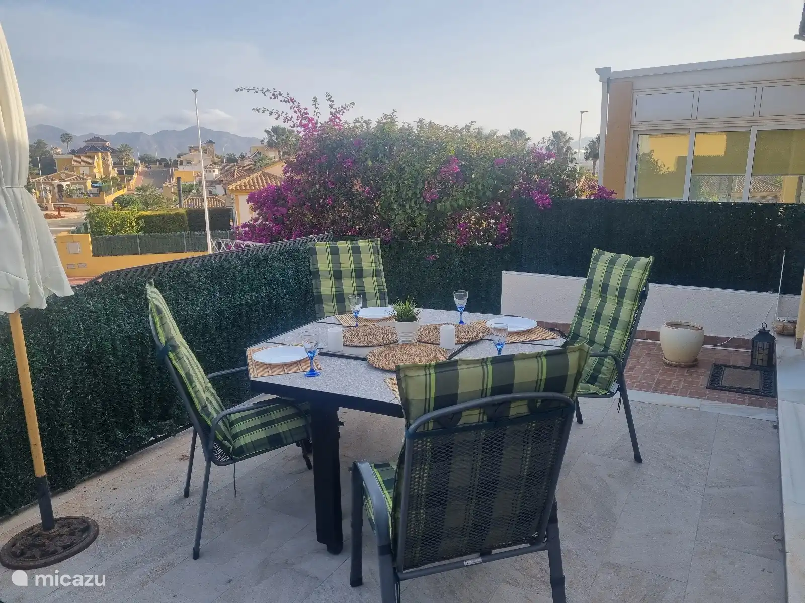 Lekker zitje buiten aan de voorkant