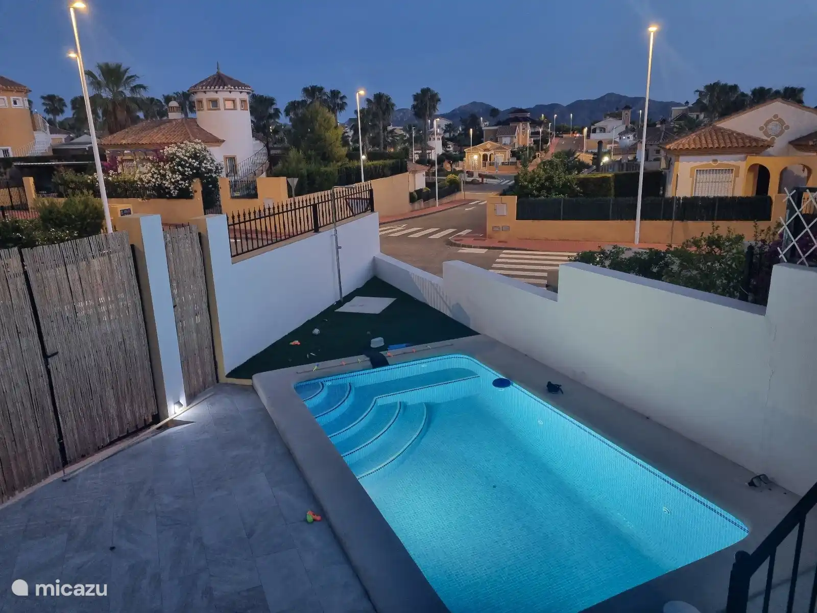 Zwembad wanneer het donker wordt