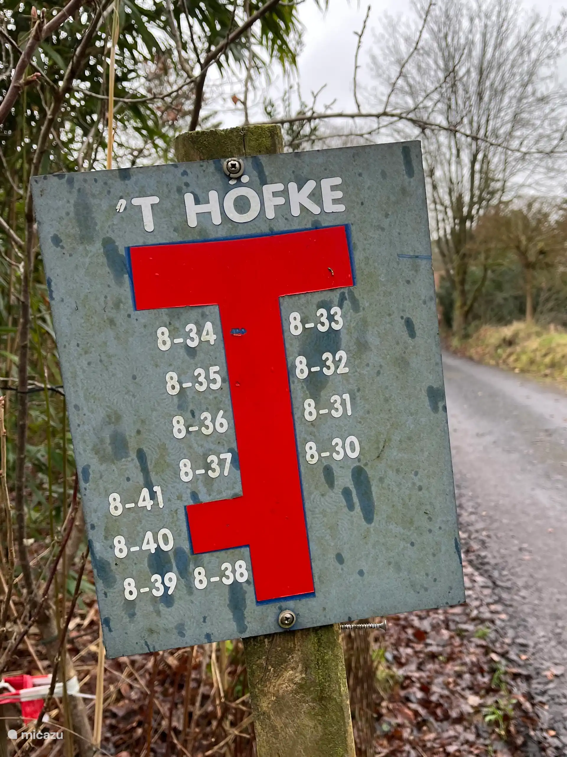 ¡Justo después de Bistro Jeanne por aquí!