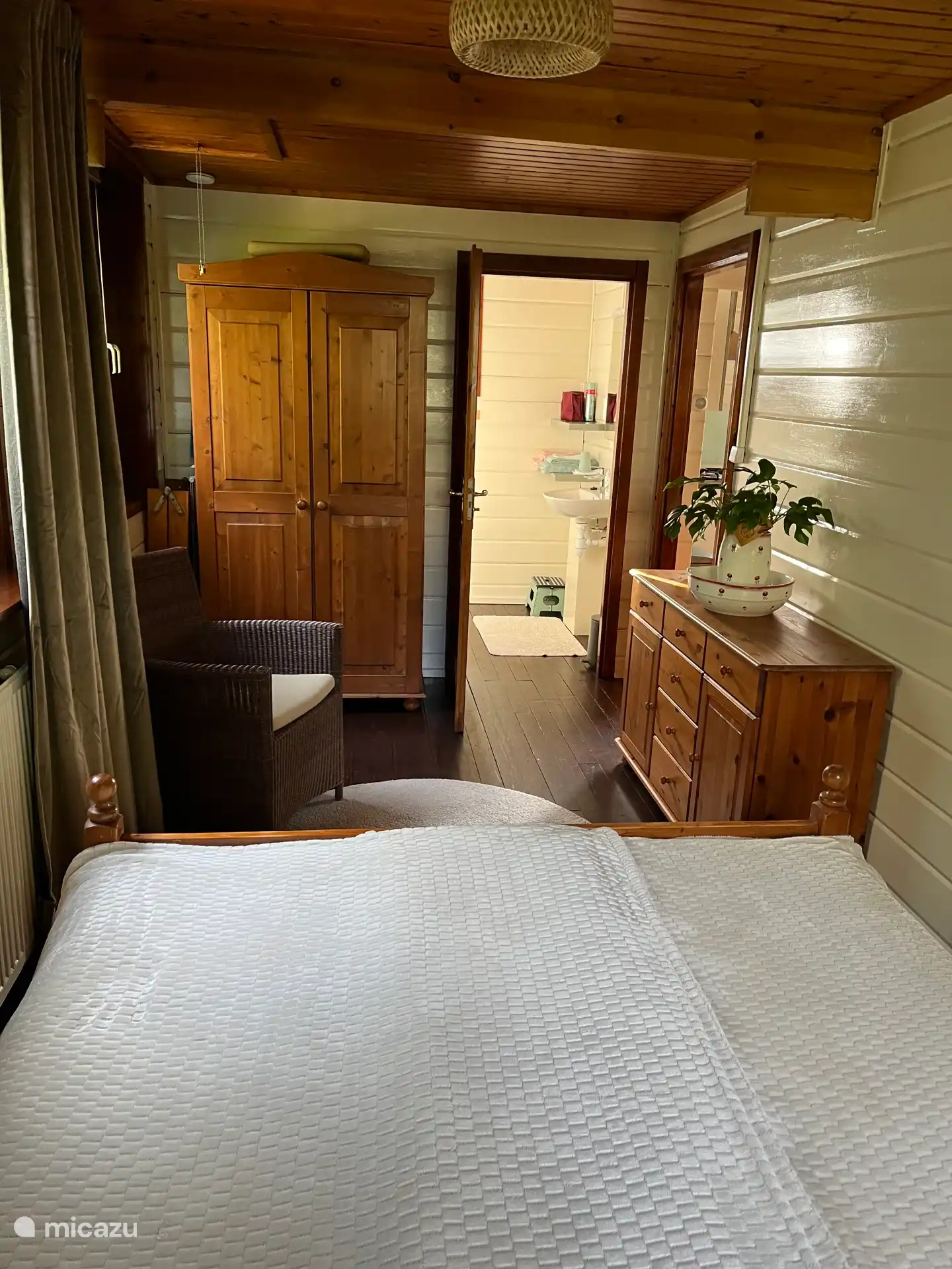 De la chambre à la salle de bain Klushuisje de Vlindertuin !