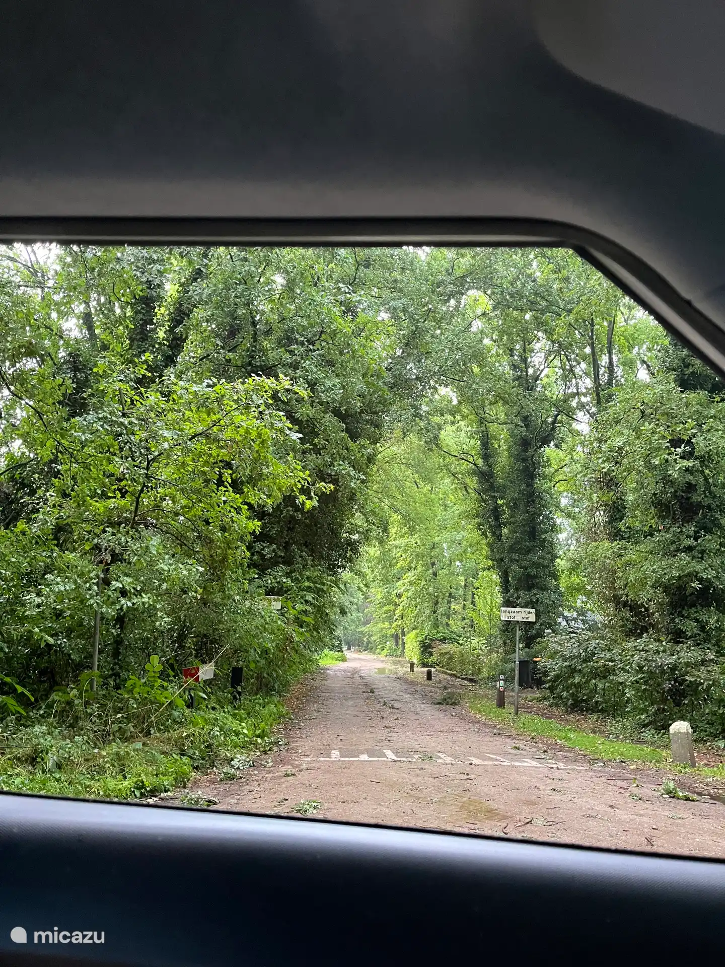 ¡En bici o caminando por detrás! ¡Puedes! Después del bistró Jeanne hacia el primer sendero forestal. Justo después de las casas verás un sendero—carretera privada; mira el cartel y entra aquí.