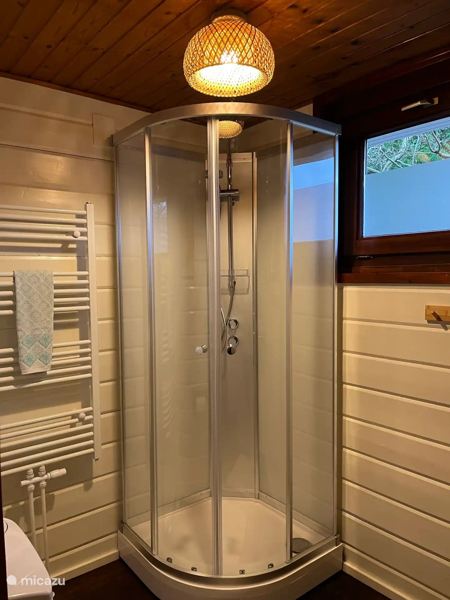 ¡Casa tú mismo la cabaña de ducha Butterfly Garden!