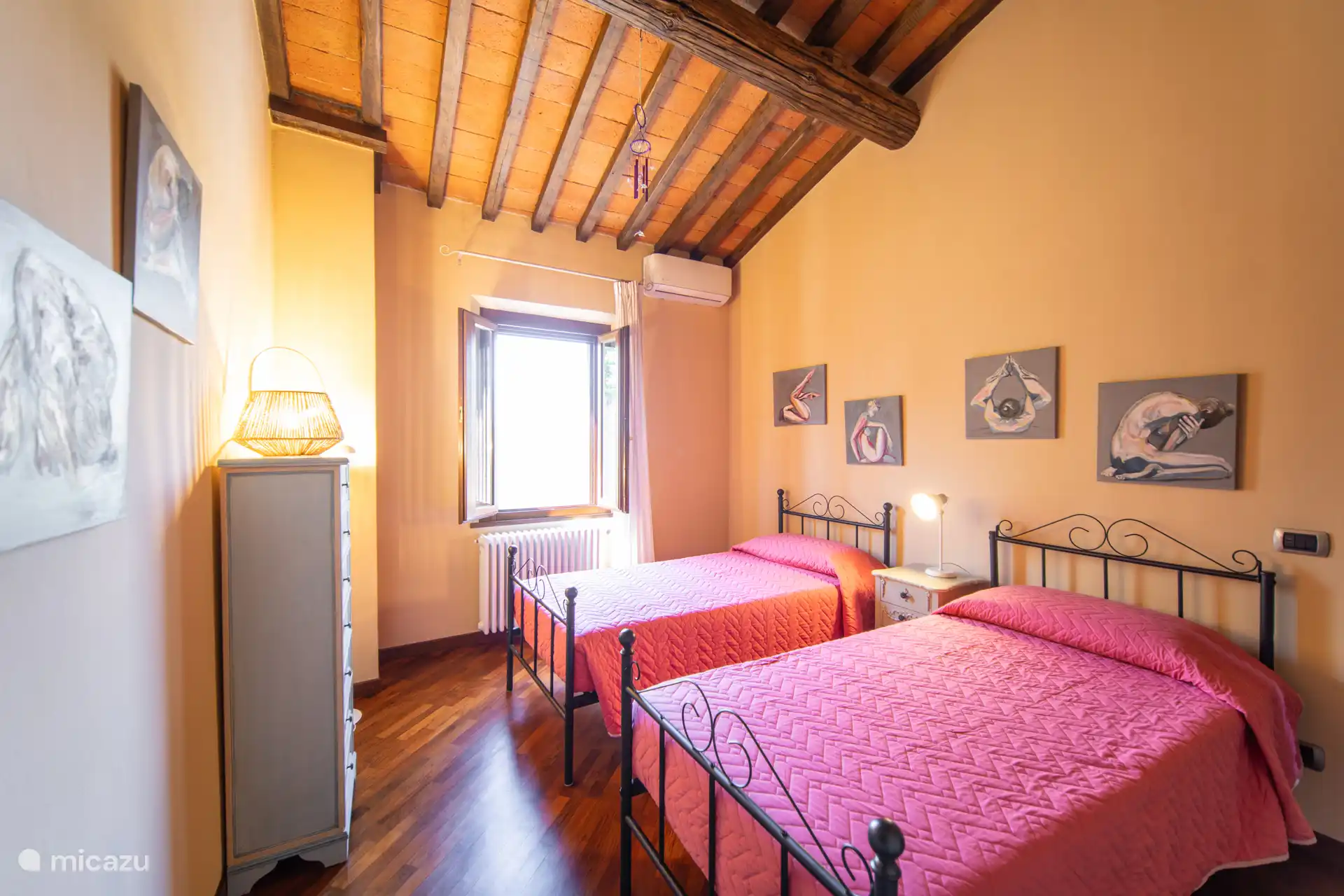 Slaapkamer met eenpersoonsbedden