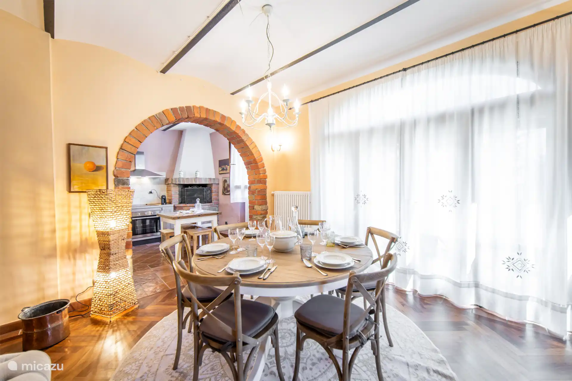 Tafel op de begane grond in de woonkamer/keuken