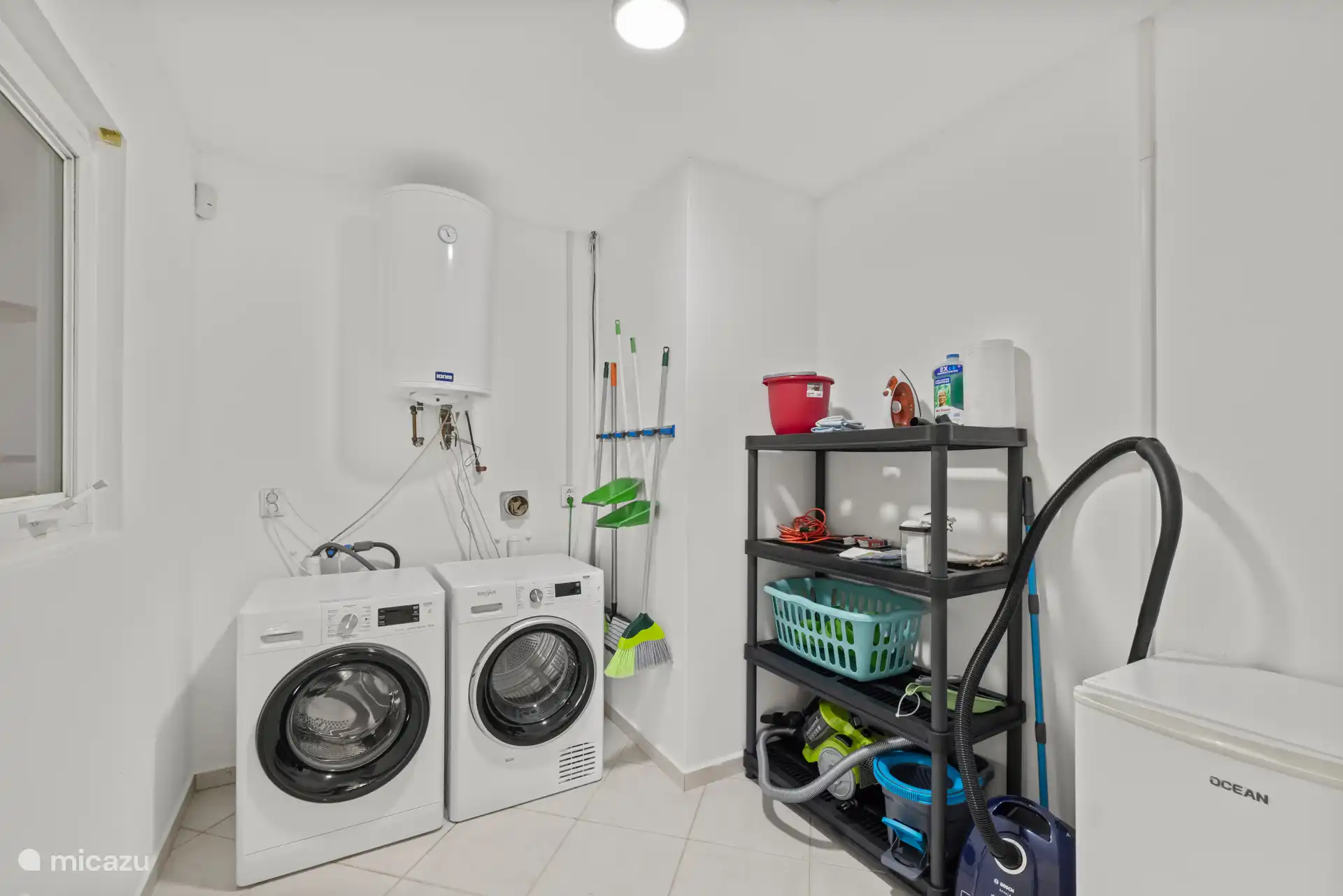 Nieuwe wasmachine en droger samen met alles wat je nodig hebt om schoon te blijven.