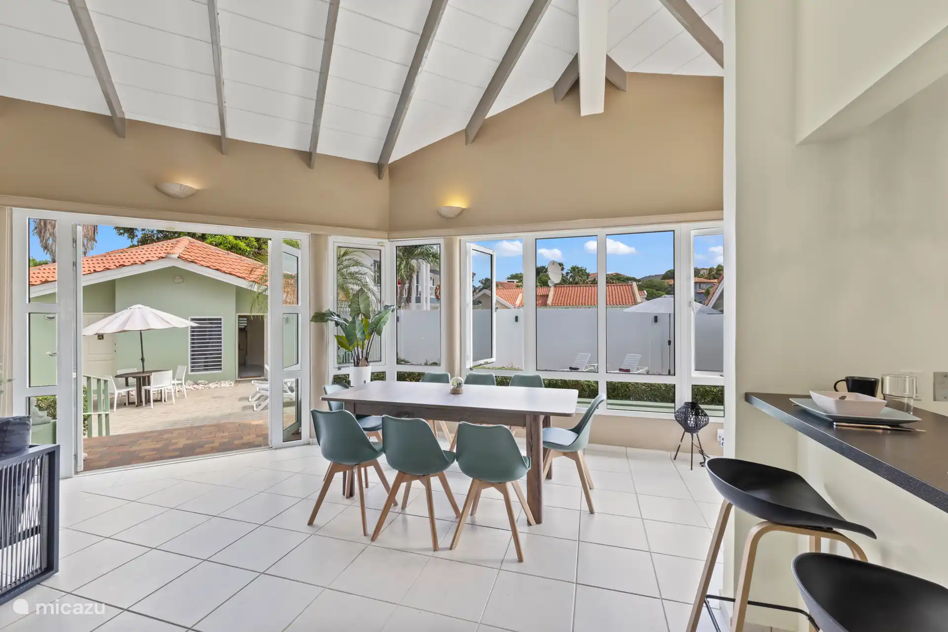 Binnentafel met deuren die uitkomen op het zwembadterras voor luchtige ontbijten en diners.