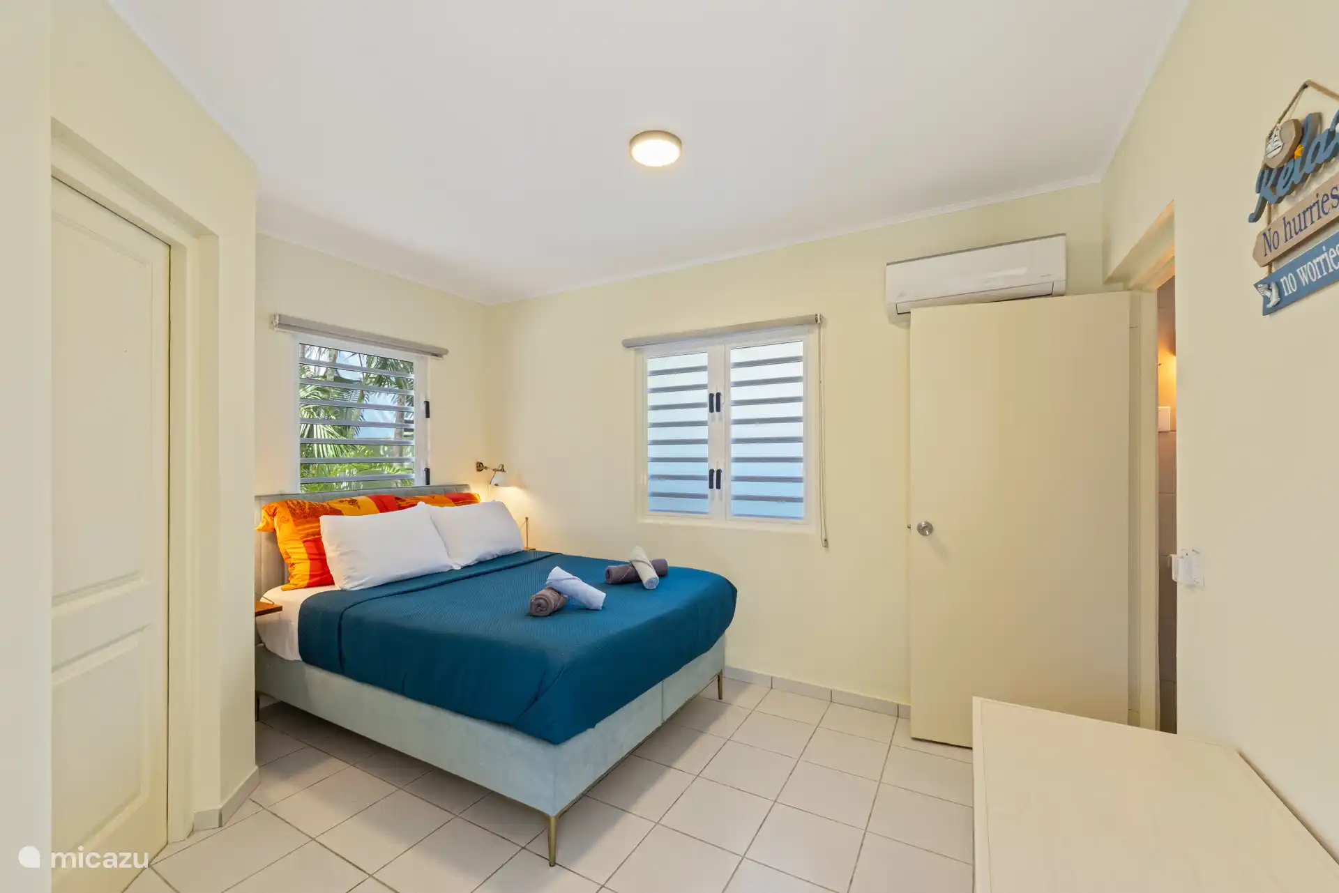 Gastenverblijf met een queen size-bed en strakke linnengoed en rustige airconditioning