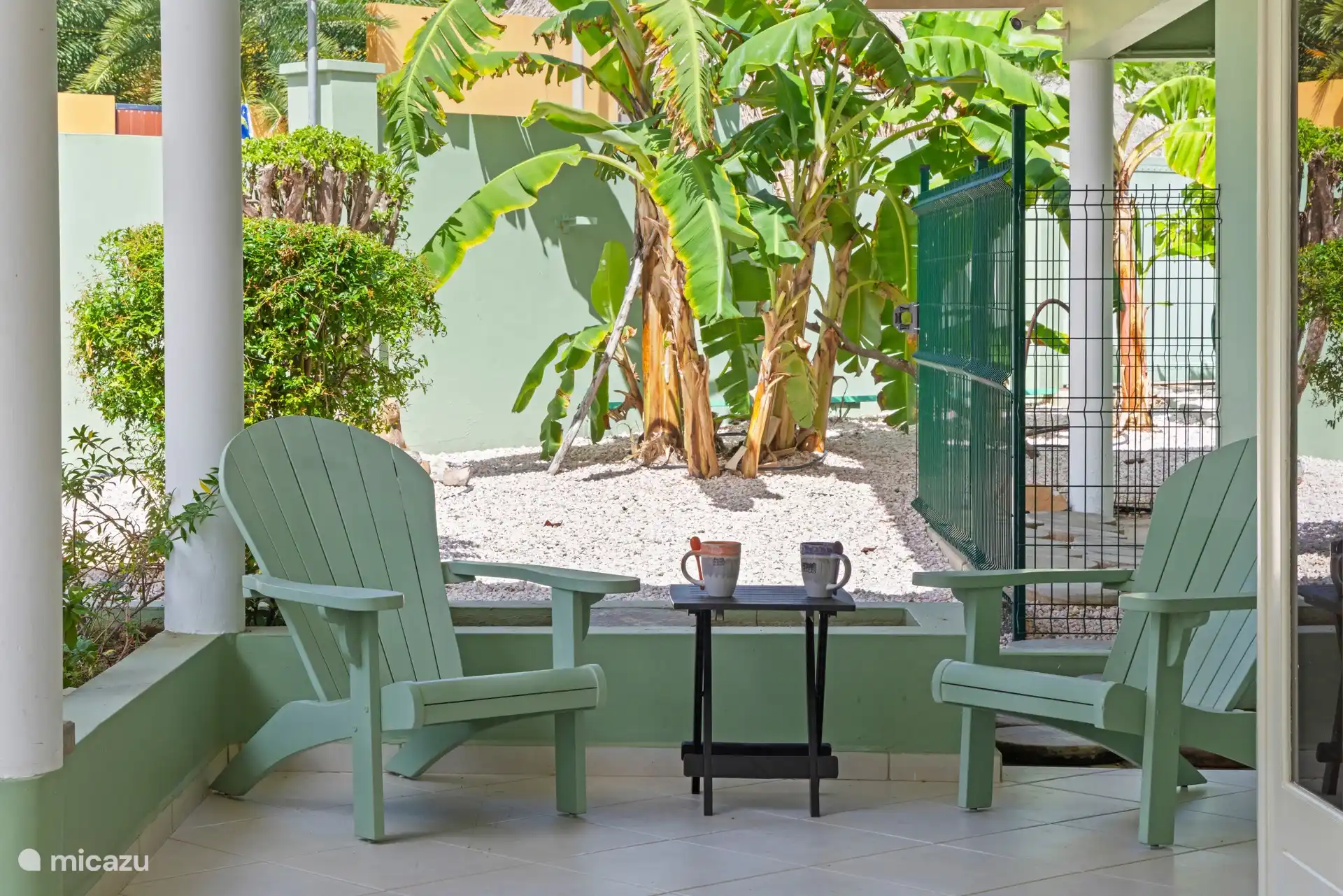 Ochtendkoffie of zonsondergangwijn - jouw keuze. Ontspan in de schaduw van de tuin en de eilandbries, net buiten je deur.