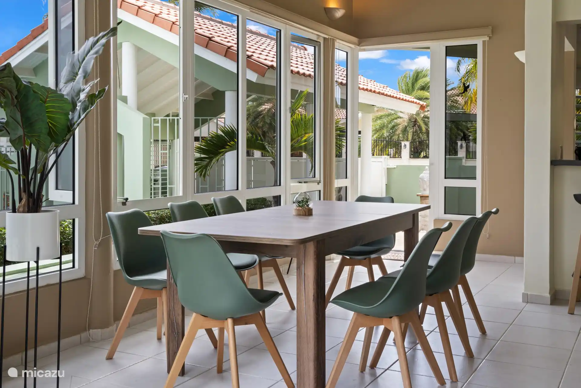 Verzamel je rond de tafel - acht stoelen, één verdieping