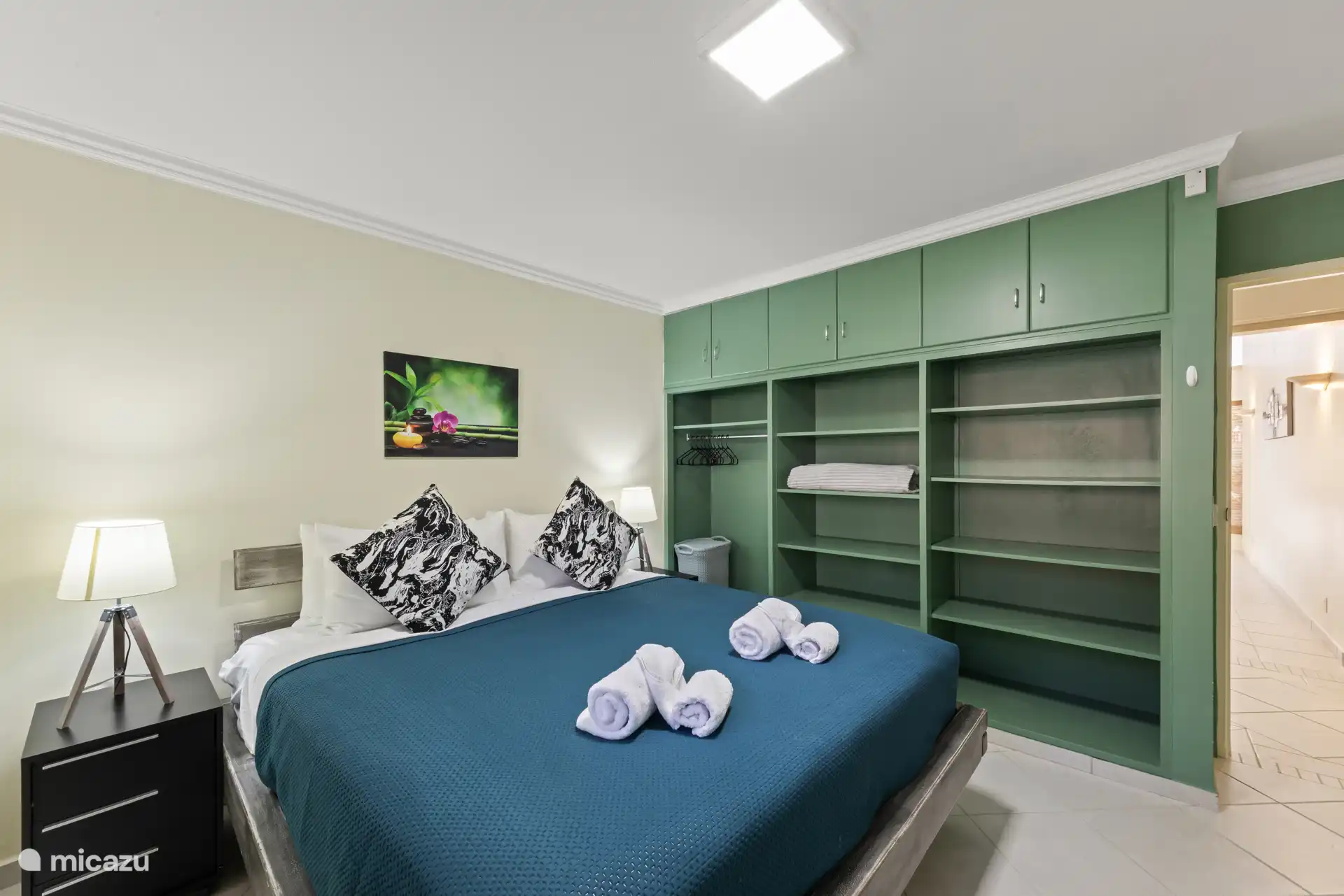 Ingebouwde kasten en open planken in Slaapkamer 3 geven je voldoende ruimte om uit te pakken en je thuis te voelen.