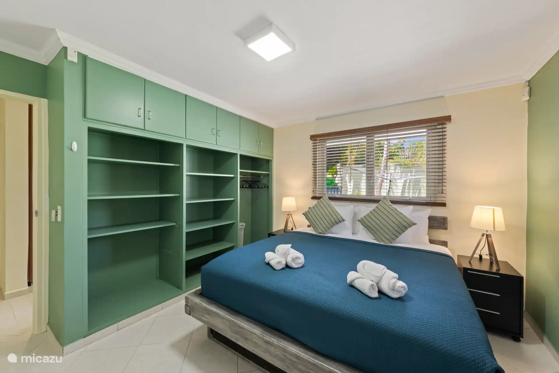 Slaapkamer 2 biedt een kingsize bed, ingebouwde opbergruimte en veel natuurlijk licht zodat je volledig kunt uitpakken en je thuis voelt.