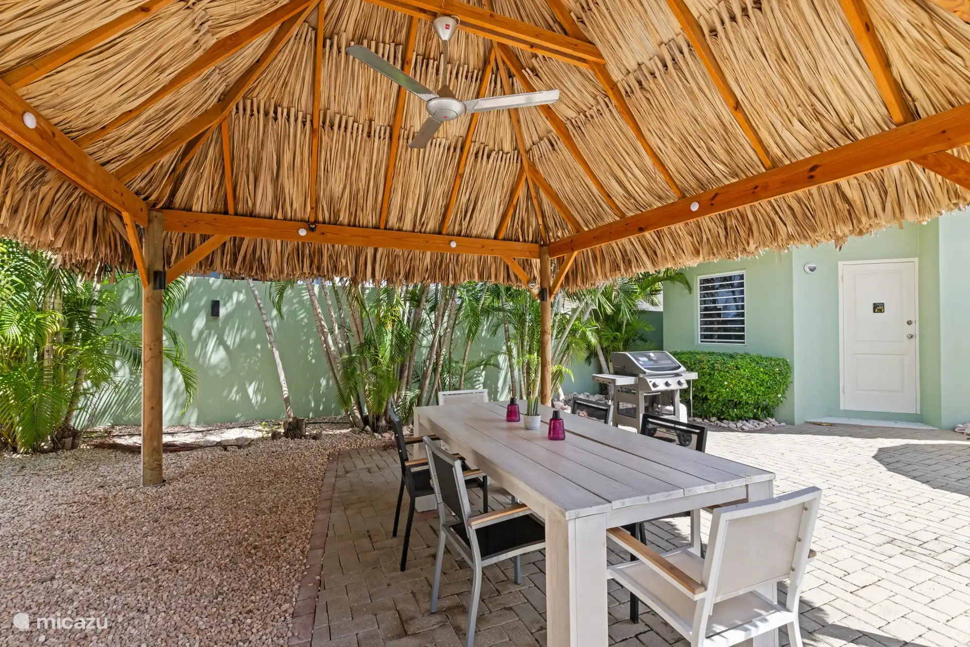 Ontspan in de schaduw terwijl de steaks op de BBQ sissen