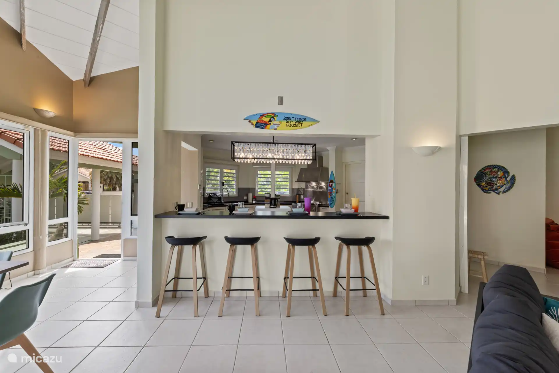 Keukendoorgang en ontbijtbar met krukken voor makkelijke snacks, drankjes en informele maaltijden.