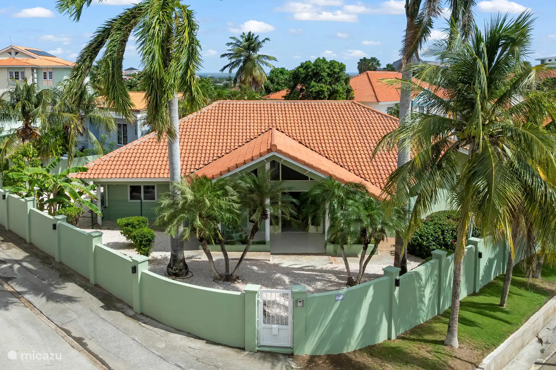 Een privé Jan Thiel schuilplaats speciaal voor jouw groep. Villa Verde - een omheinde hoekvilla met wiegende palmen en een omlopende muur voor maximale privacy.