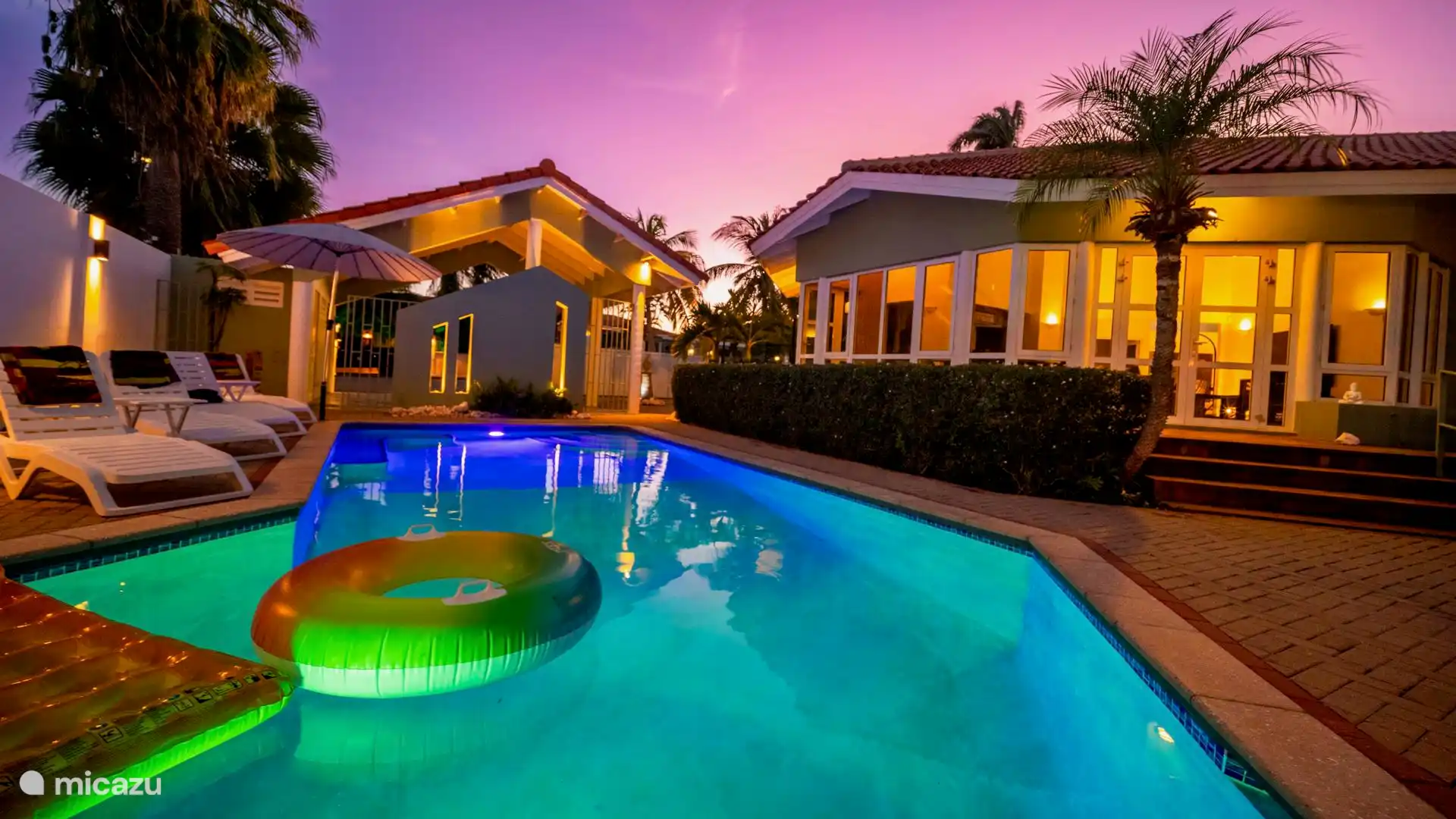 Avondklaar. Nachtzwemmen zijn anders op Curaçao