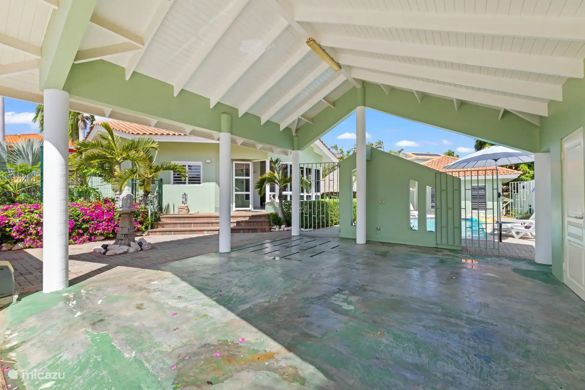 Overdekte parkeerplaats voor twee