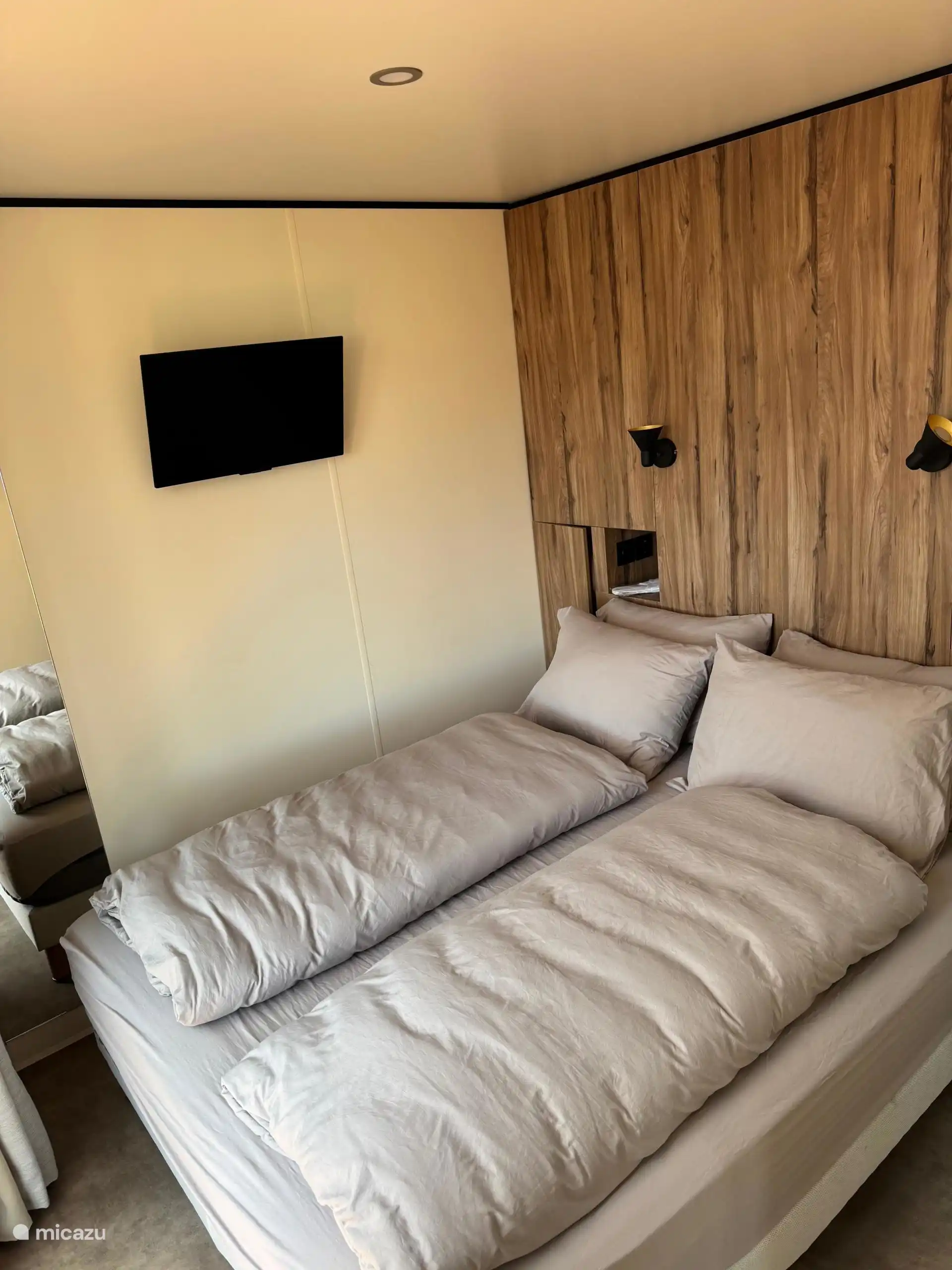 Dormitorio principal con televisor