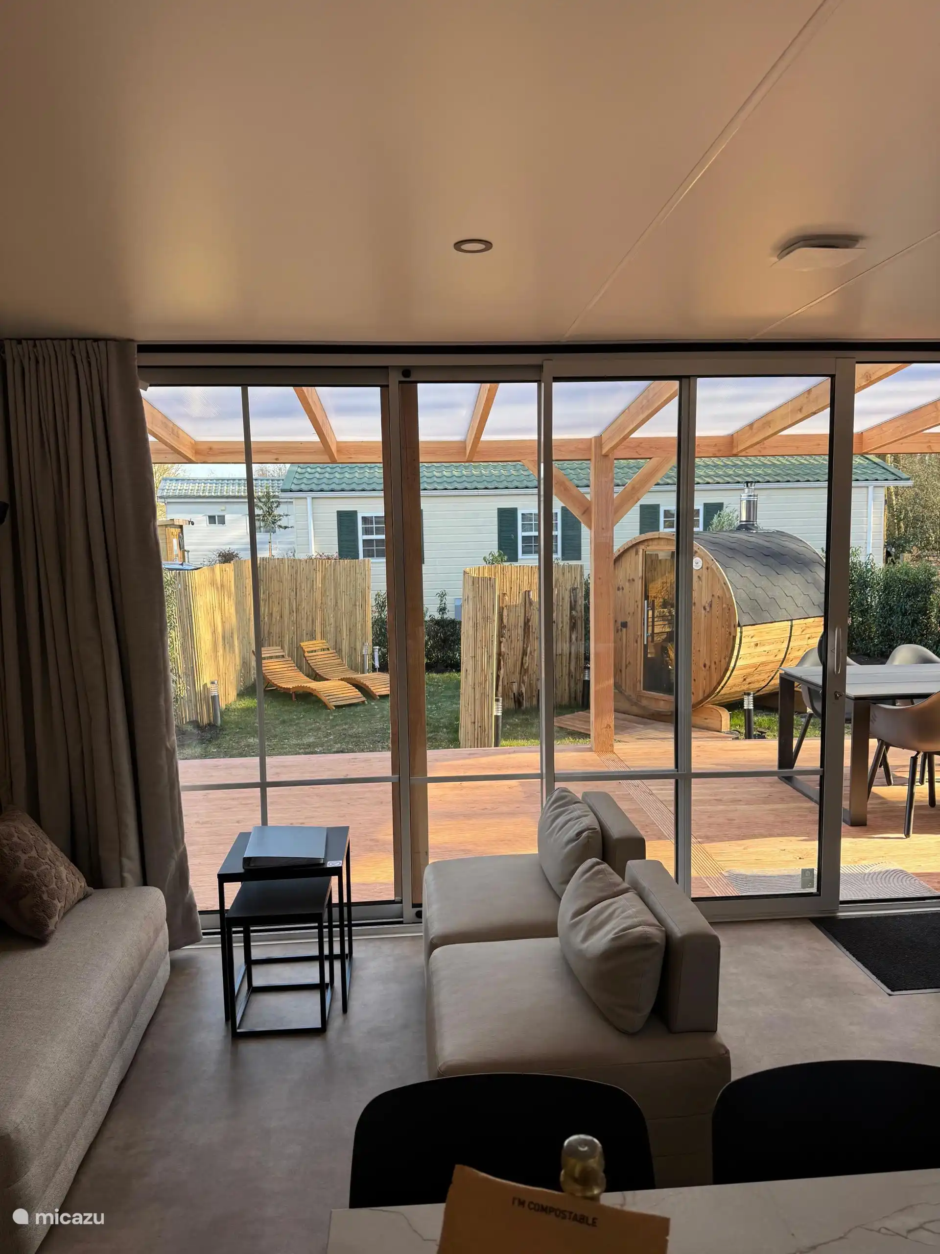 Salón con vistas a la sauna