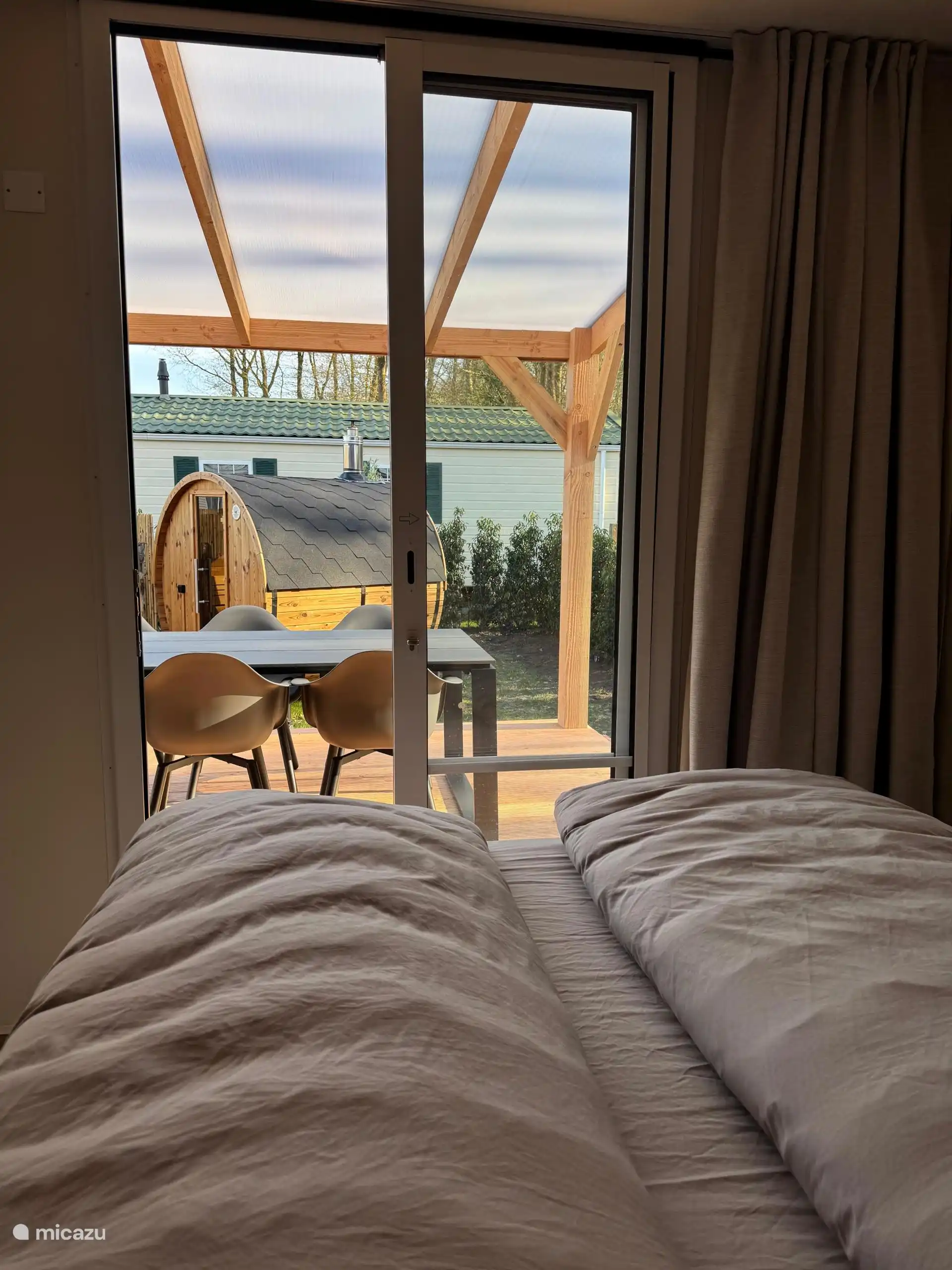 Dormitorio principal con vistas a la sauna