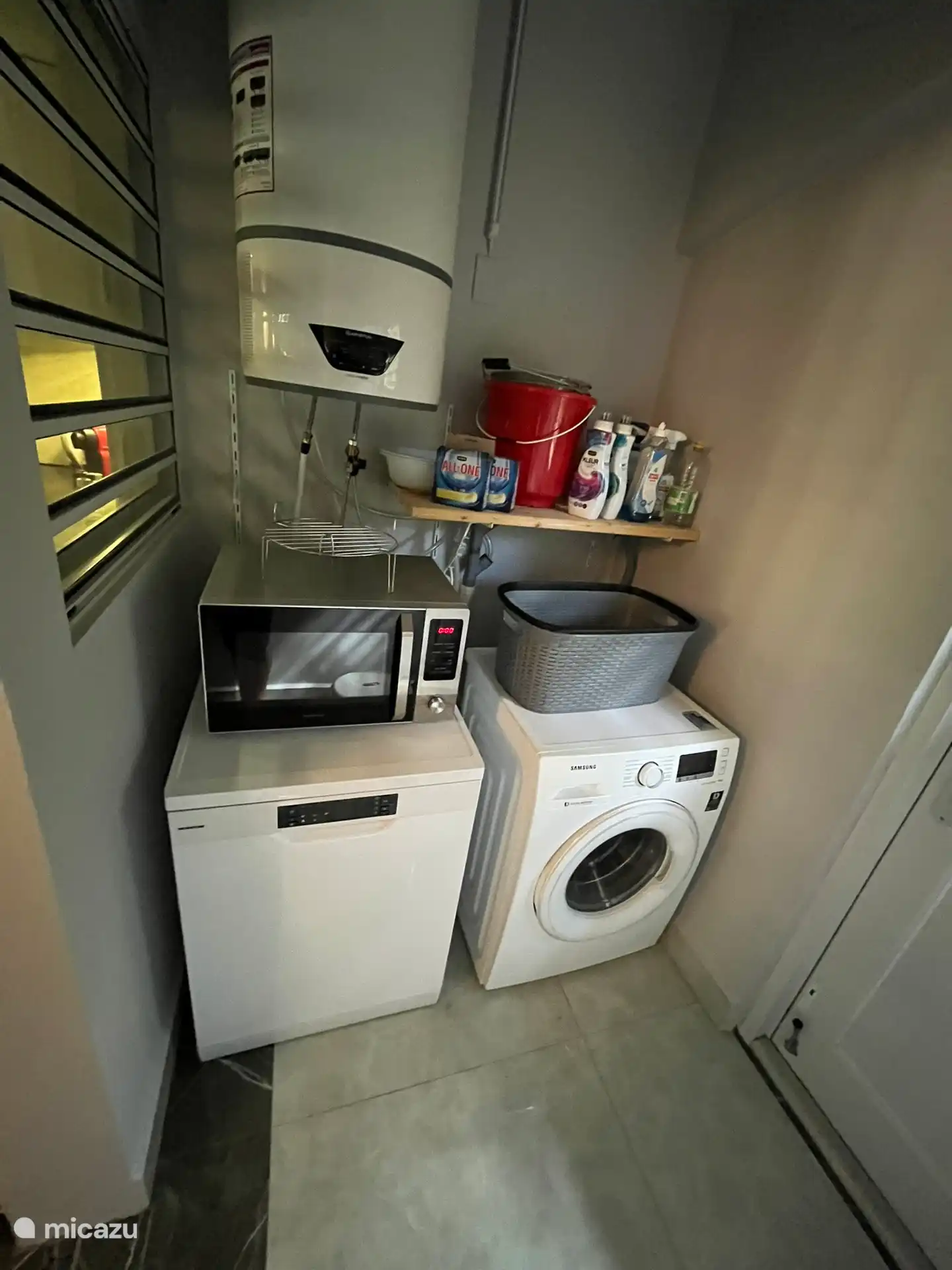 Buanderie avec lave-vaisselle et machine à laver