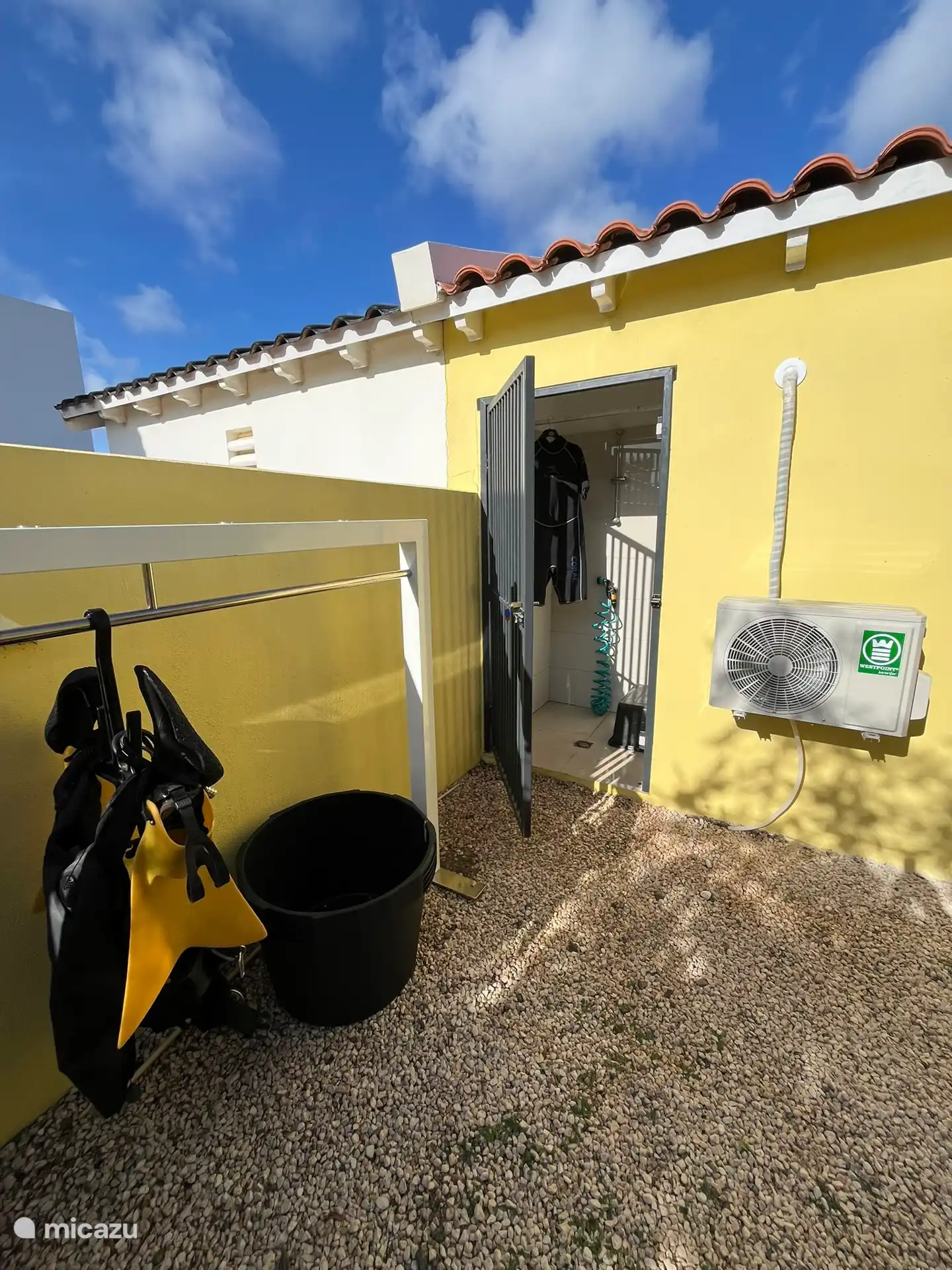 Salle de plongée (verrouillable) avec options de chasse d’eau