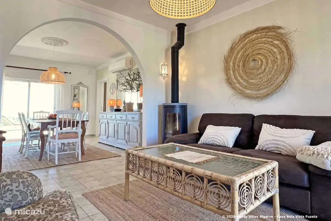 Casa BelaVista Fuzeta - Poêle à bois et canapé TV