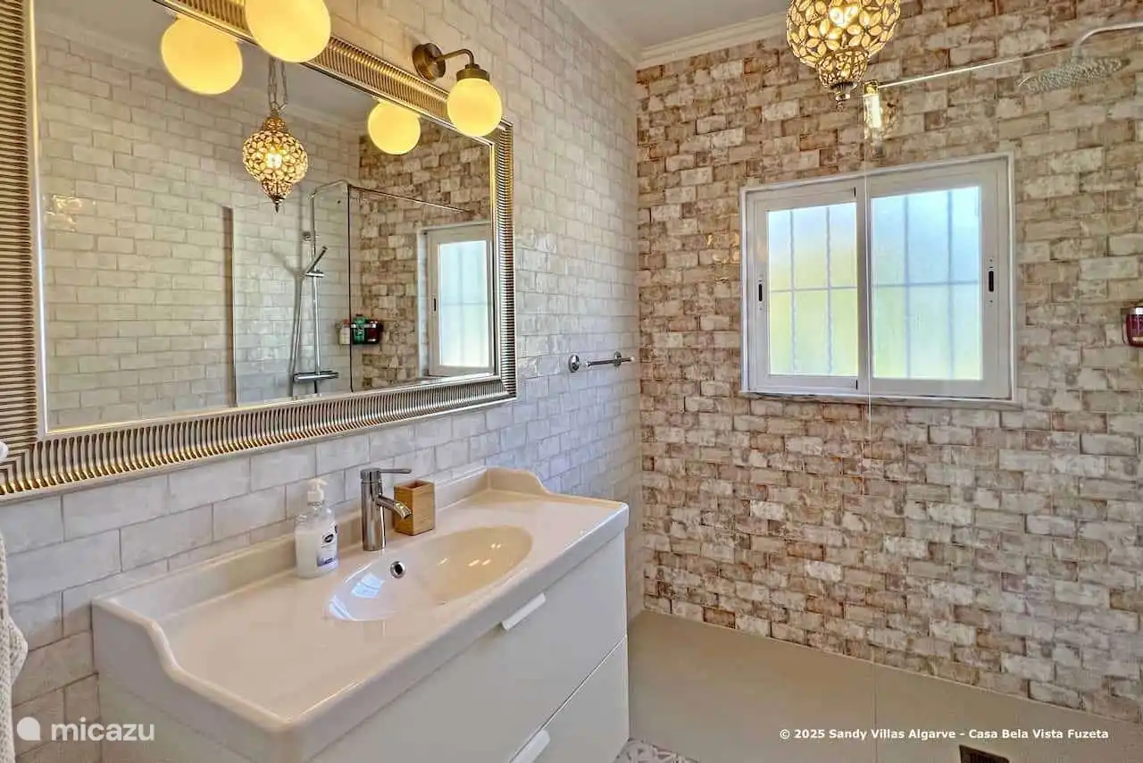 Casa BelaVista Fuzeta - deuxième salle de bain au rez-de-chaussée